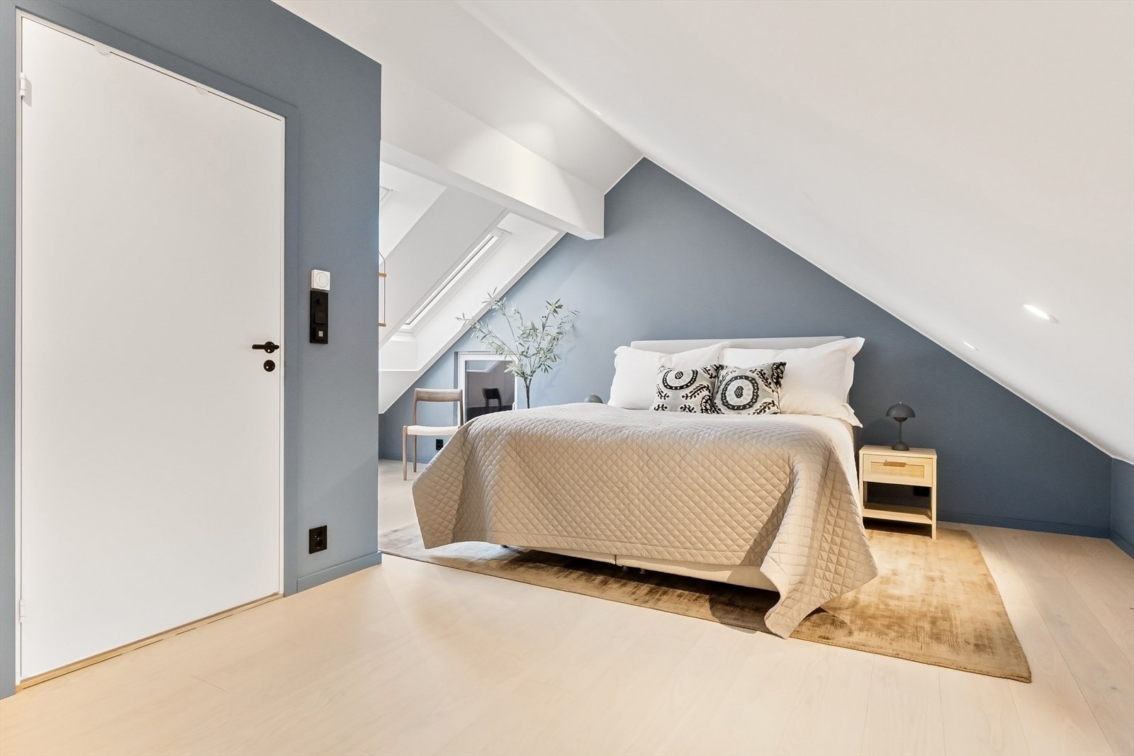 Loftetasje soverom med eget bad. Galleribilde