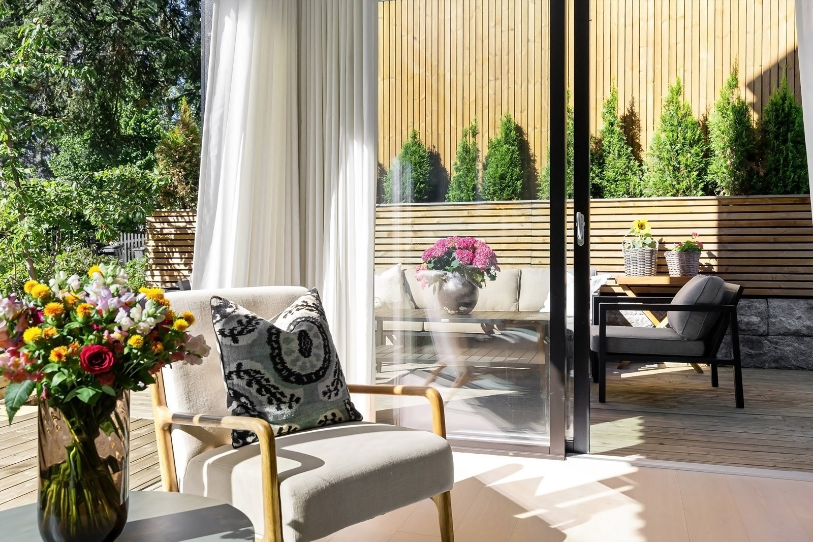 De store skyvedørene gir følelsen av at man tar med seg stuen ut. Galleribilde