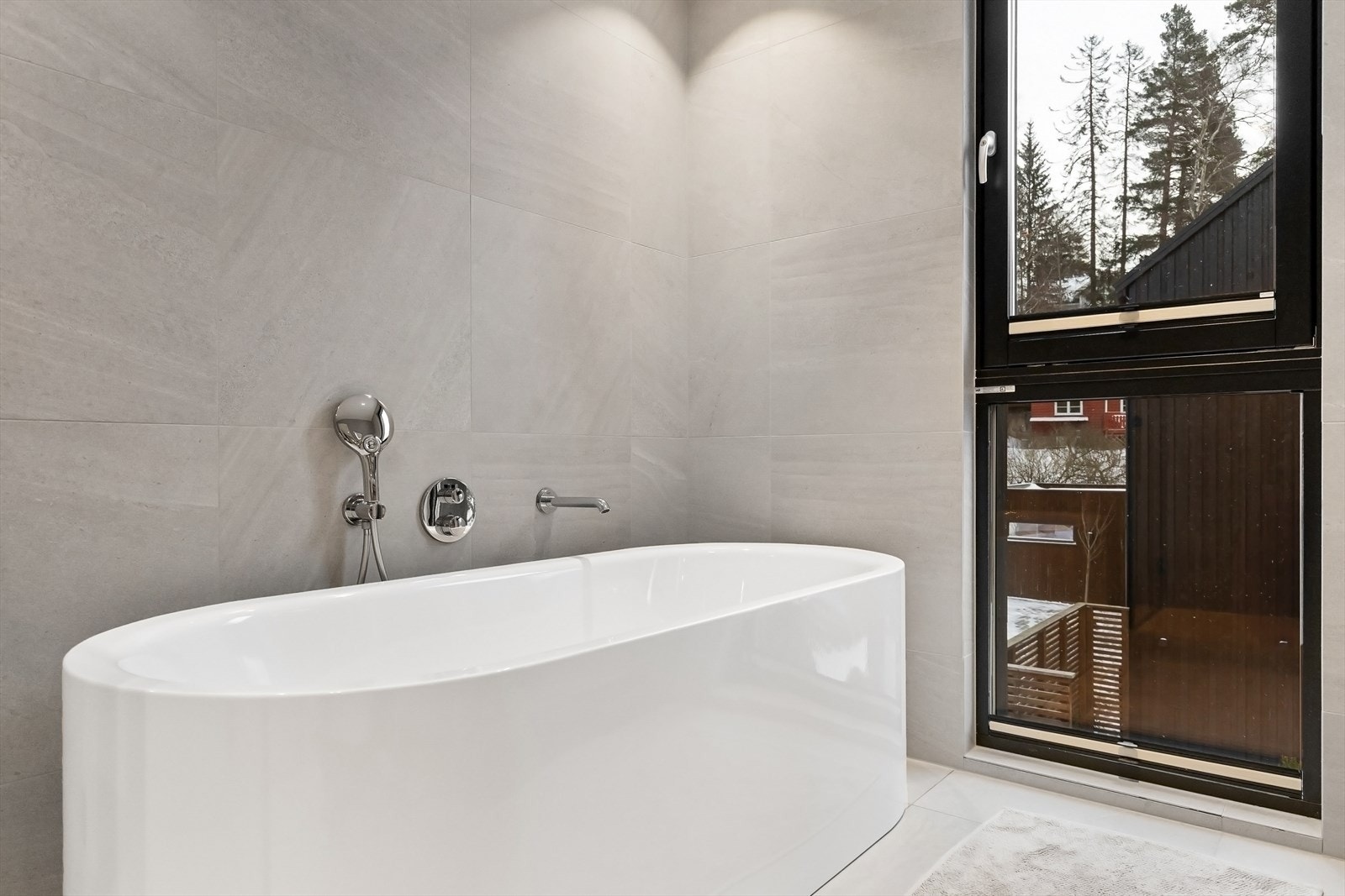 Badekar med termostatstyrt blandebatteri og håndholdt dusjhode. Galleribilde