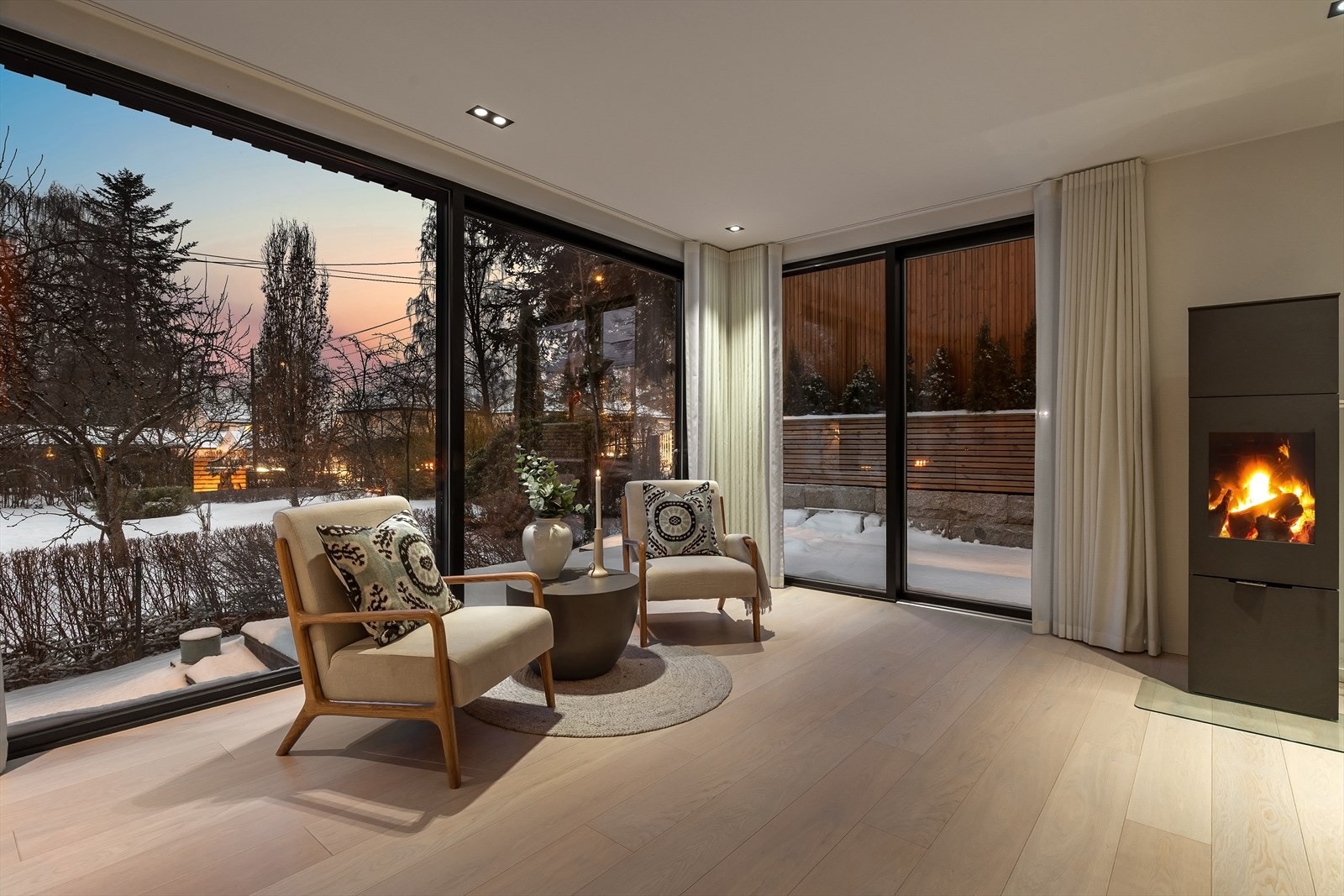 Store vinduer gir følelsen av vinterhage. Galleribilde