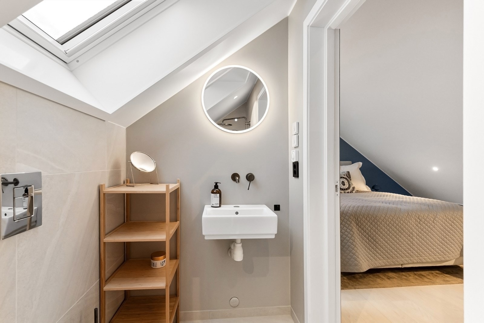 Servant på vegg, speil med integrert belysning på vegg over servant. Galleribilde