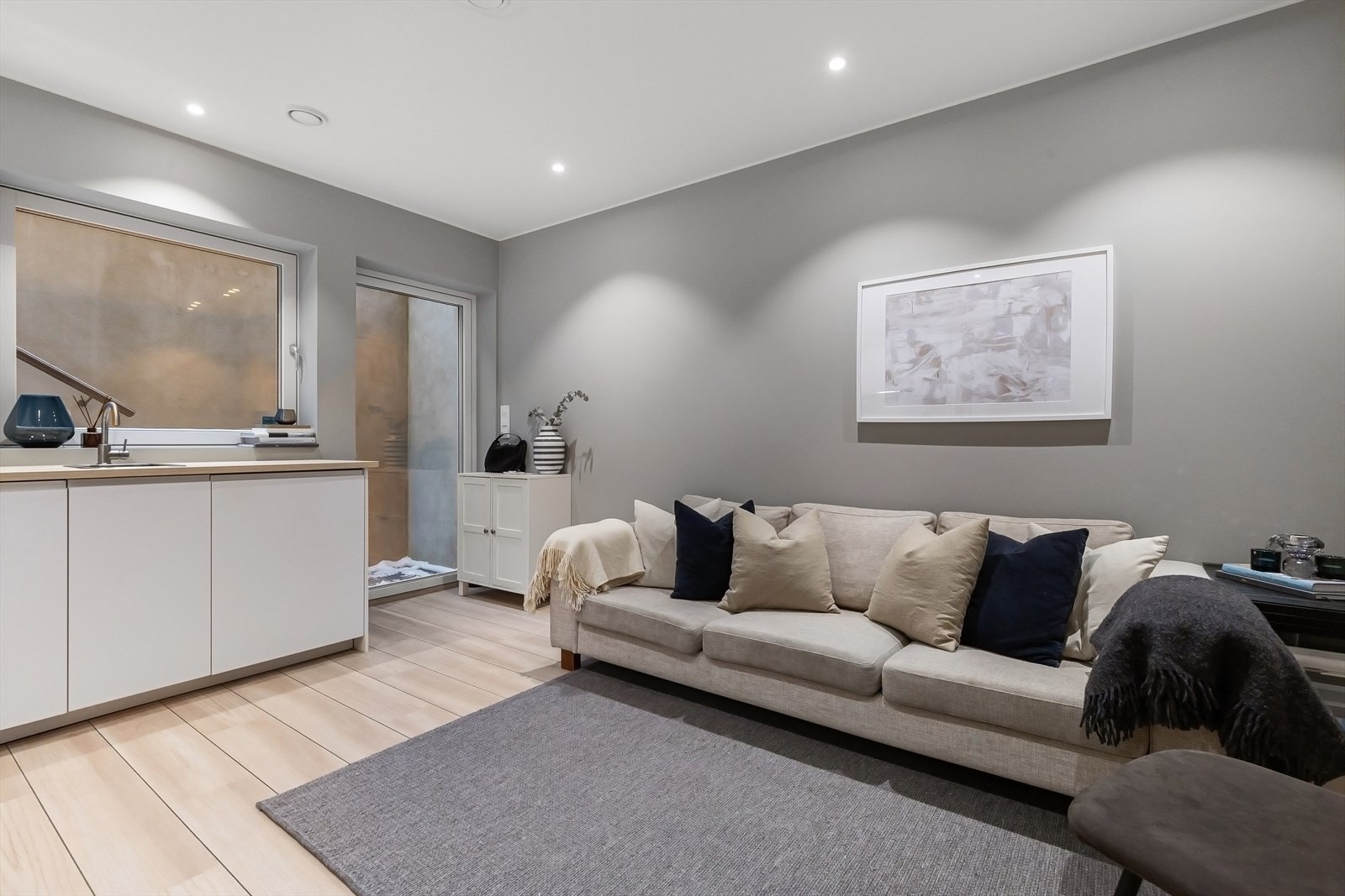 Hyggelig åpen stue og kjøkkenløsning. Downlights i himling. Galleribilde