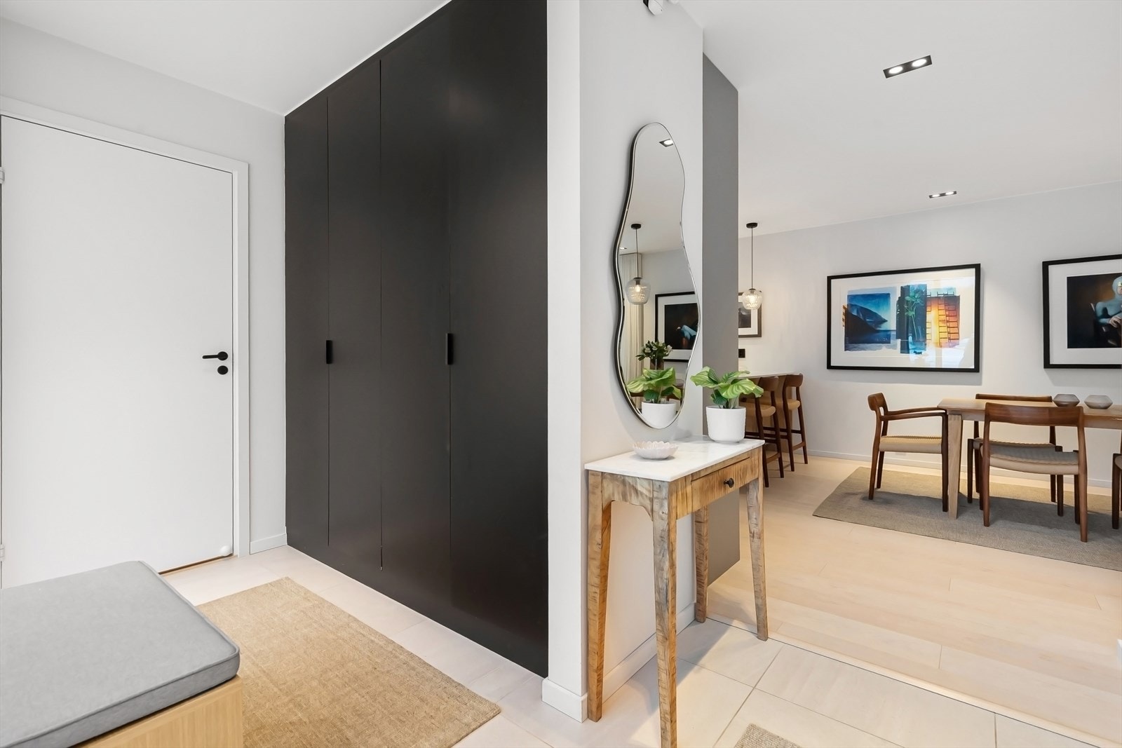 Praktisk innbygget oppbevaringsskap i hovedetasje. Galleribilde