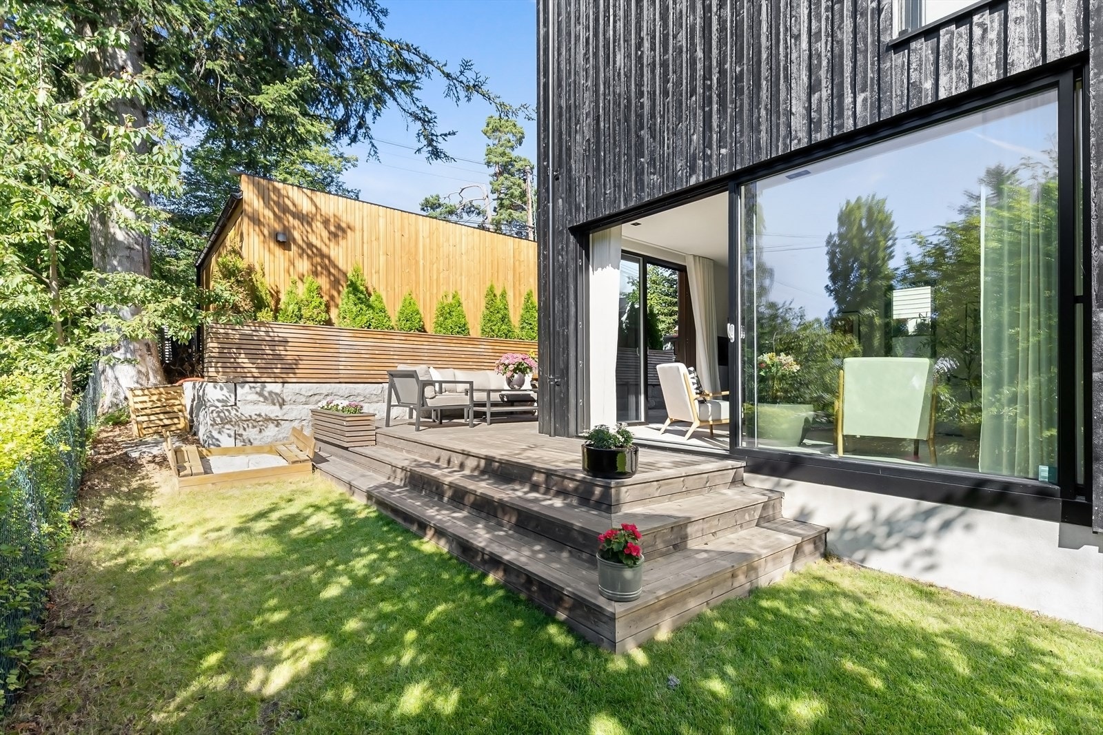 Stor markterrasse med plass til koselig sittegruppe. Store skyvedører fra stuen gir en gjennomgående lys og luftig romfølelse. Galleribilde