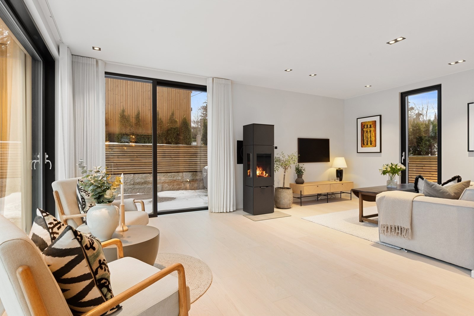 Koselig romslig stue med dirkete utgang fra glassdør. Galleribilde