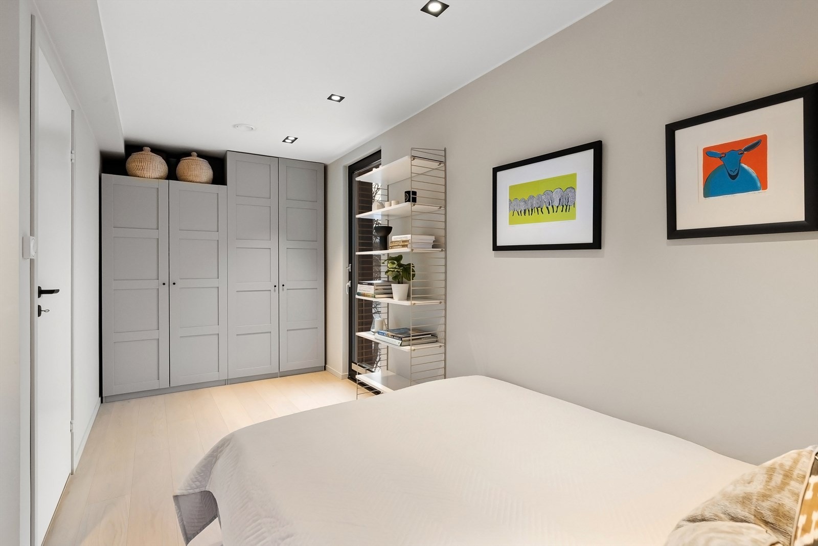 Praktiske skap med mye oppbevaringsmuligheter. Galleribilde