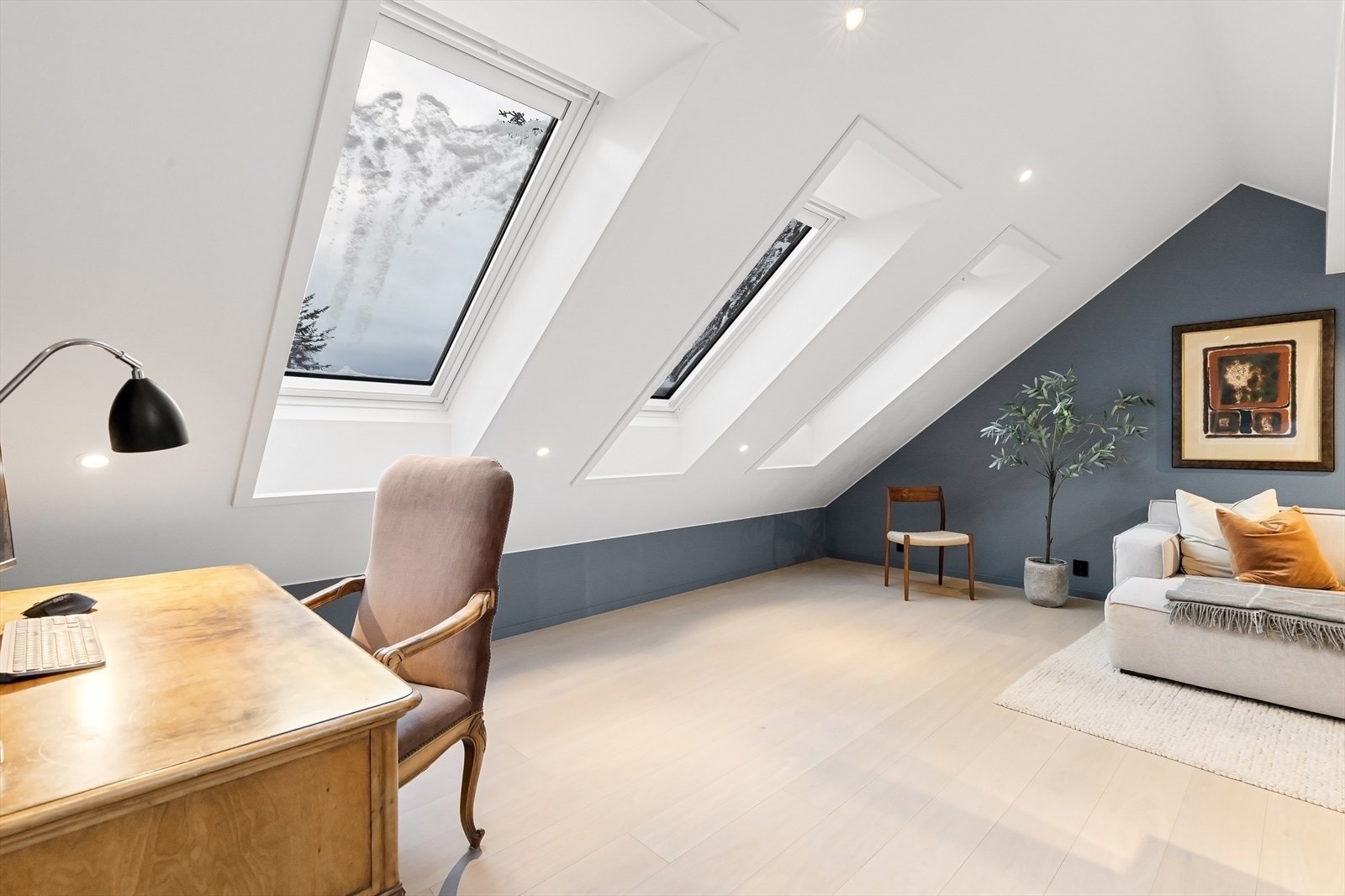 PLAN 3: Loftetasje med store vinduer som gir rikelig med lys. Galleribilde