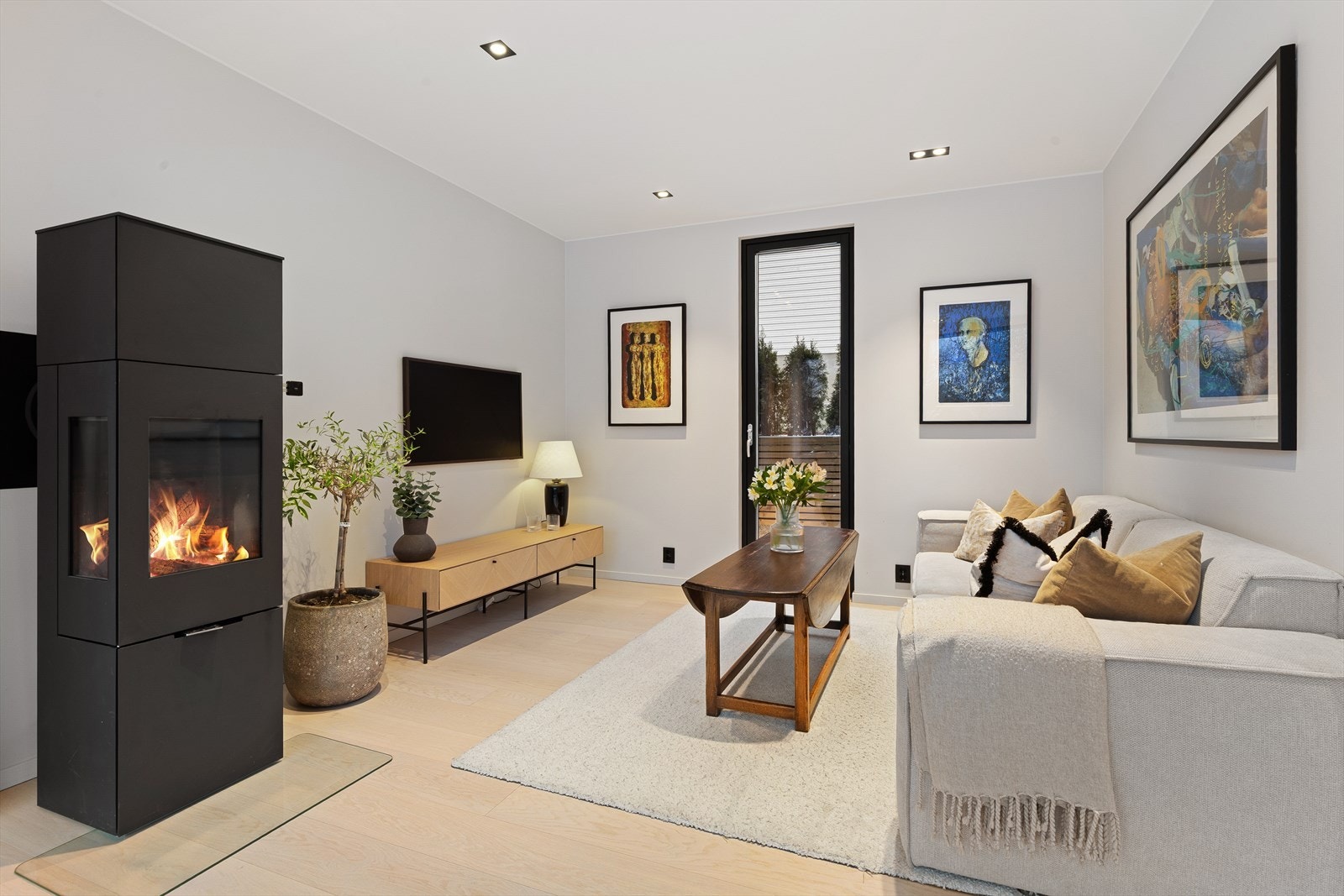 Frittstående vedovn i stuen med glassplate. Galleribilde