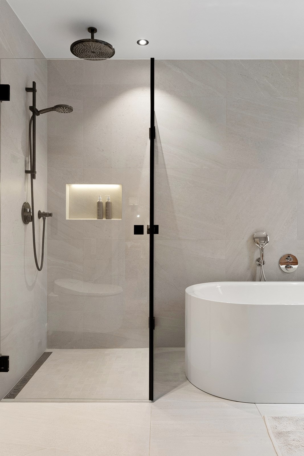 Dusjhjørne med svingdører, sluk i sone og regnfallsdusj. Galleribilde