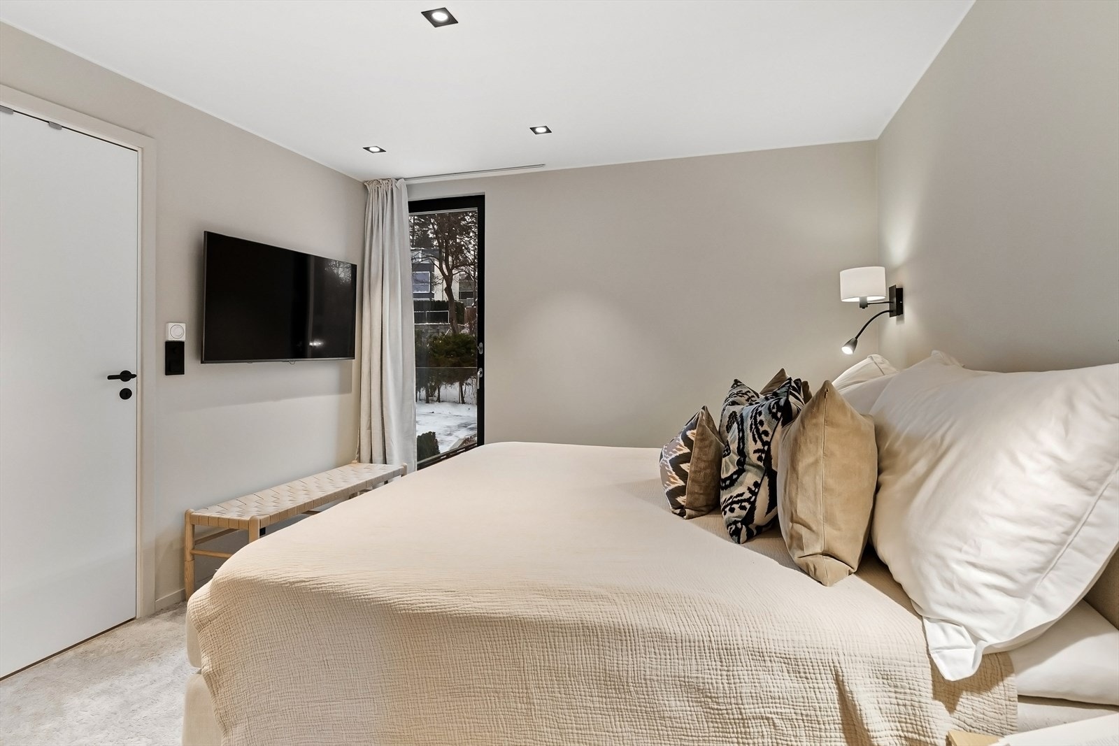 Tv og inngang til eget bad. Galleribilde