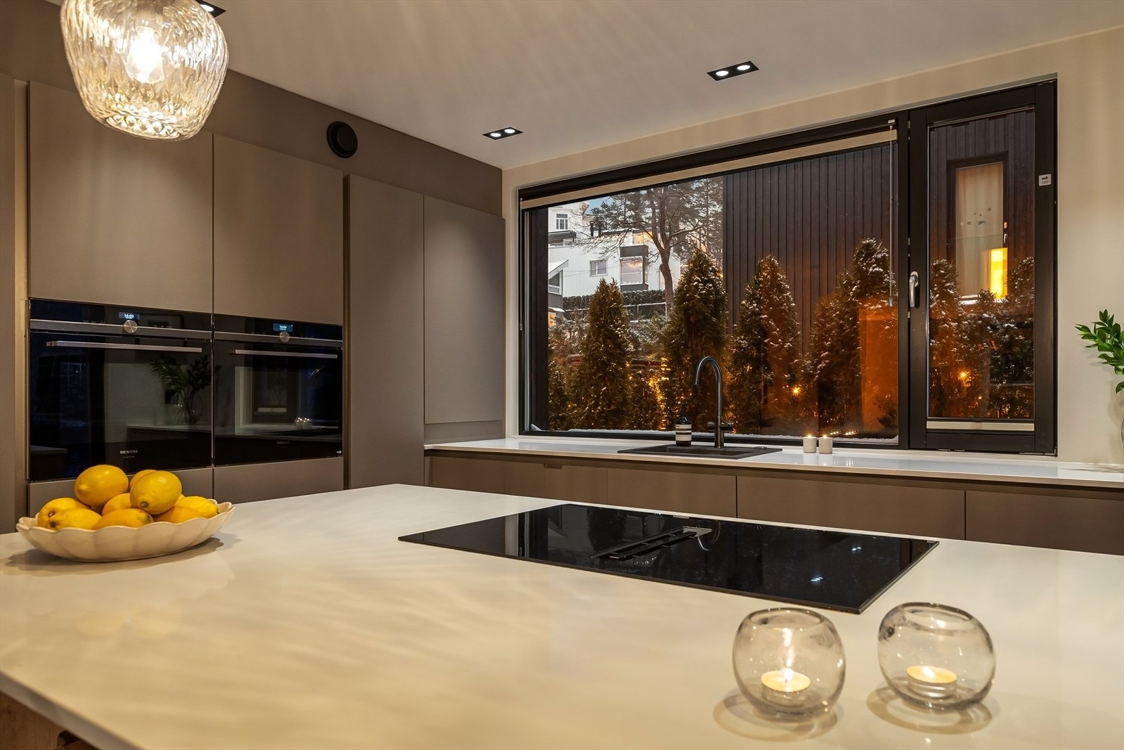 Moderne praktisk stilrent design. Med hvitevarer fra Siemens og kompositt benkeplate. Galleribilde