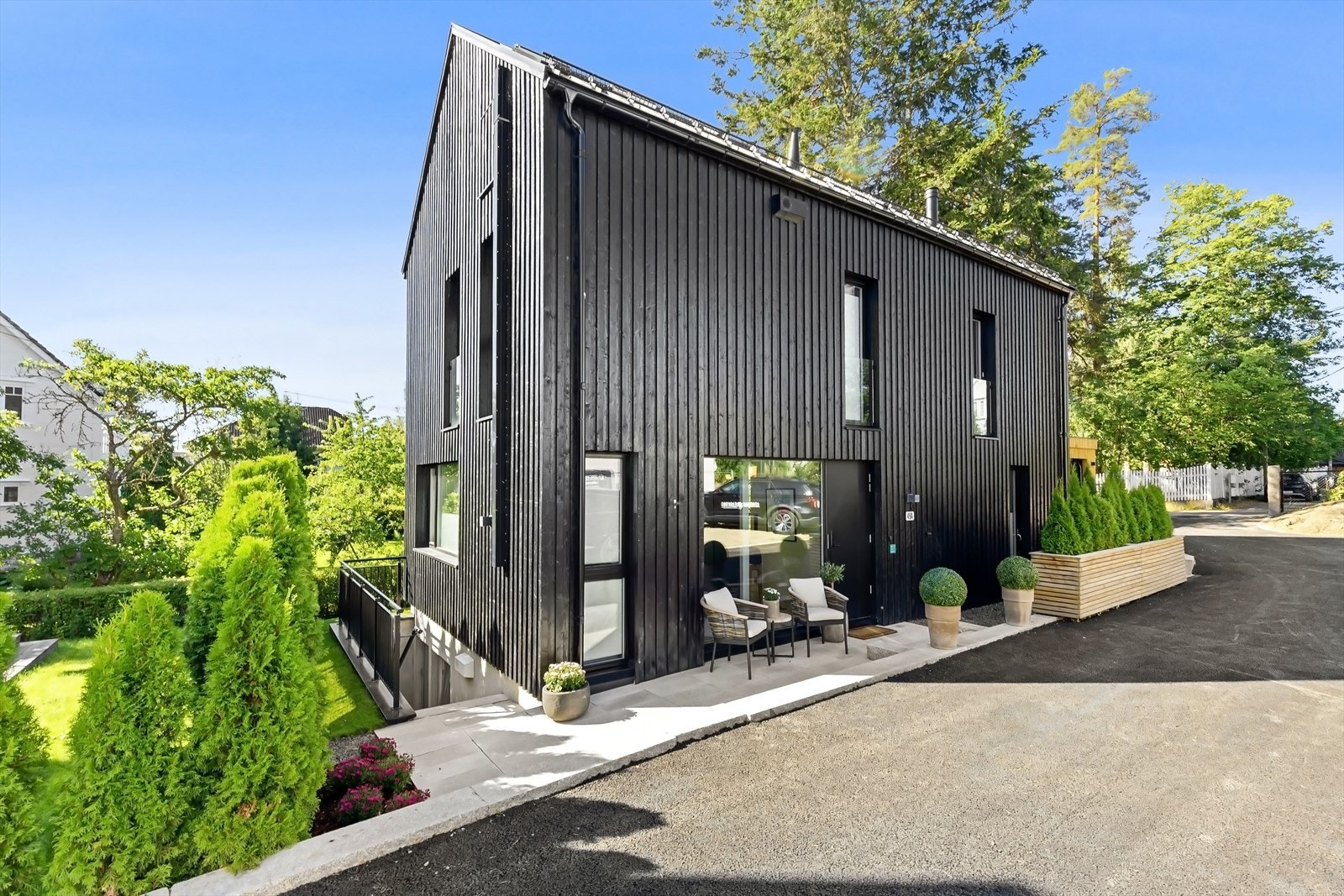 ARKIV Lettstelt tomt med solrik beliggenhet i enveiskjørt gate - Kort til offentlig kommunikasjon Galleribilde