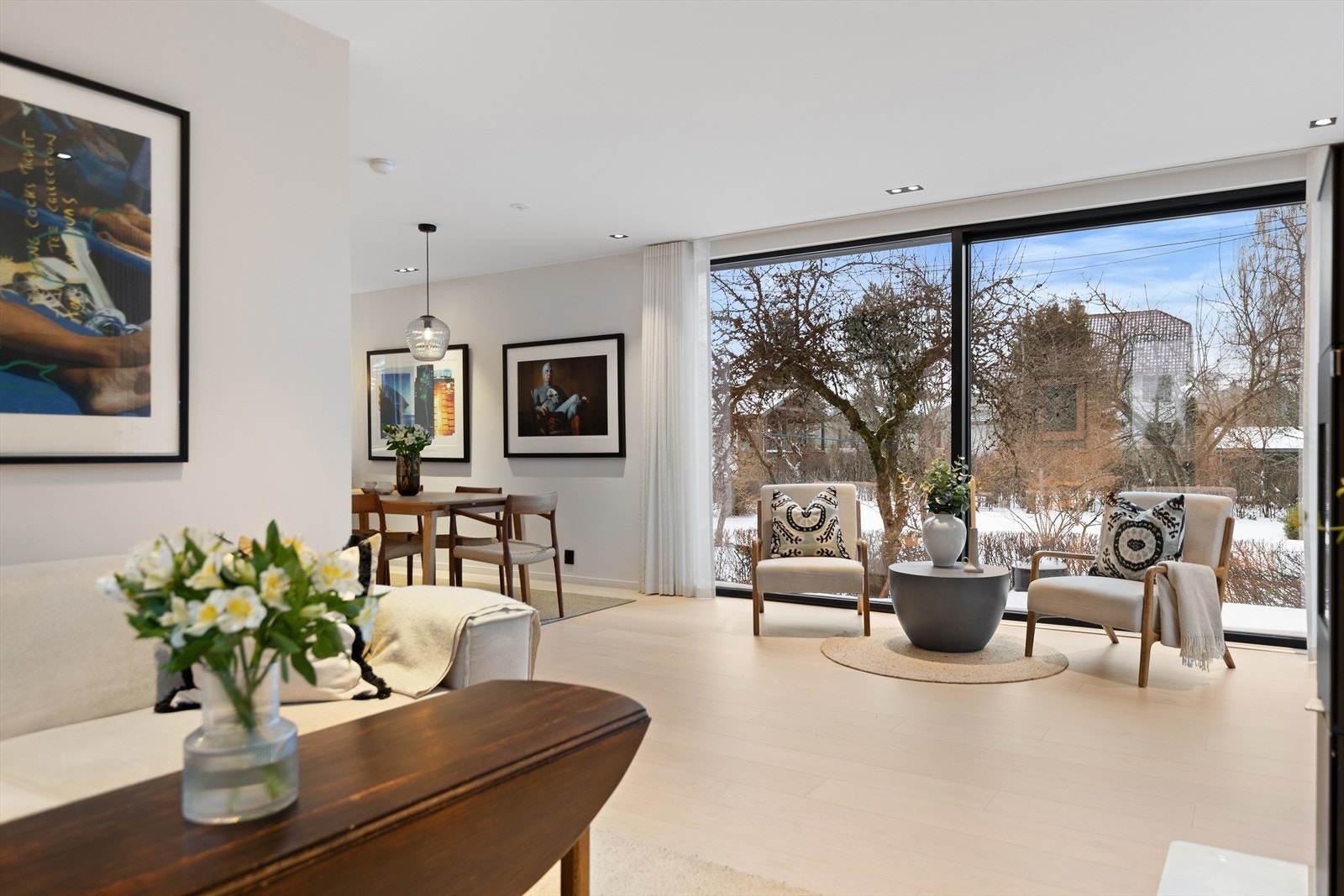 Store vindusflater slipper inn rikelig med lys. Galleribilde