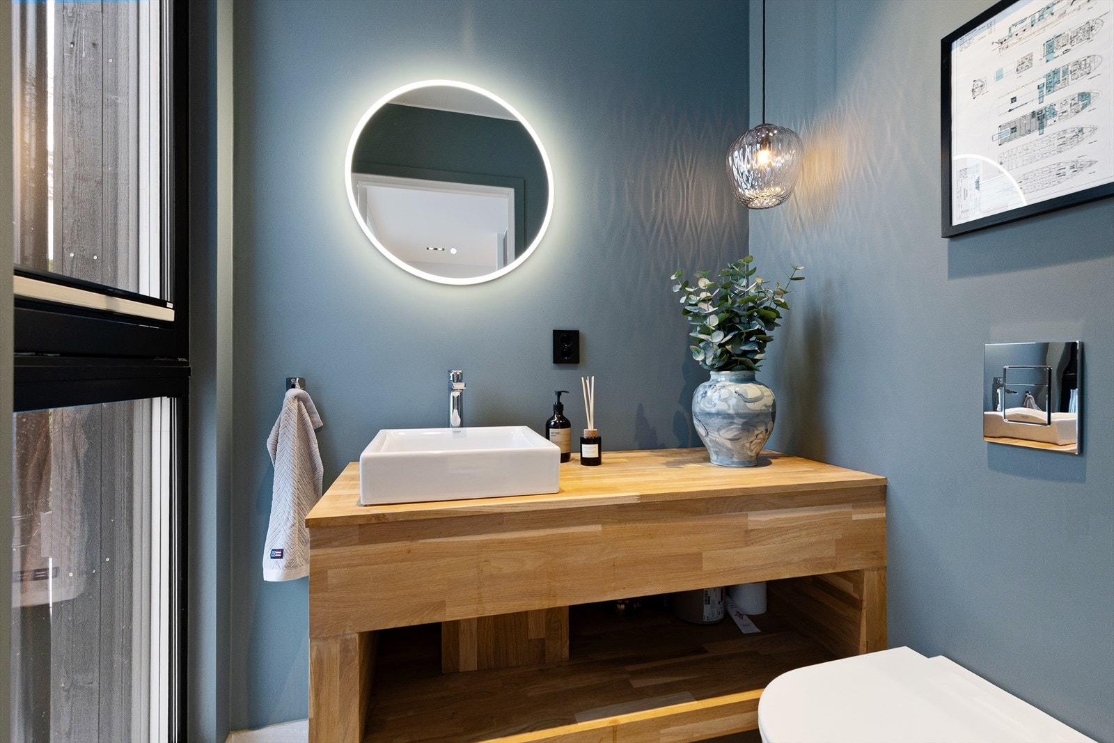 Gjestetoalett med servantbolle på benk og veggmontert toalett. Perfekt når du har gjester. Galleribilde