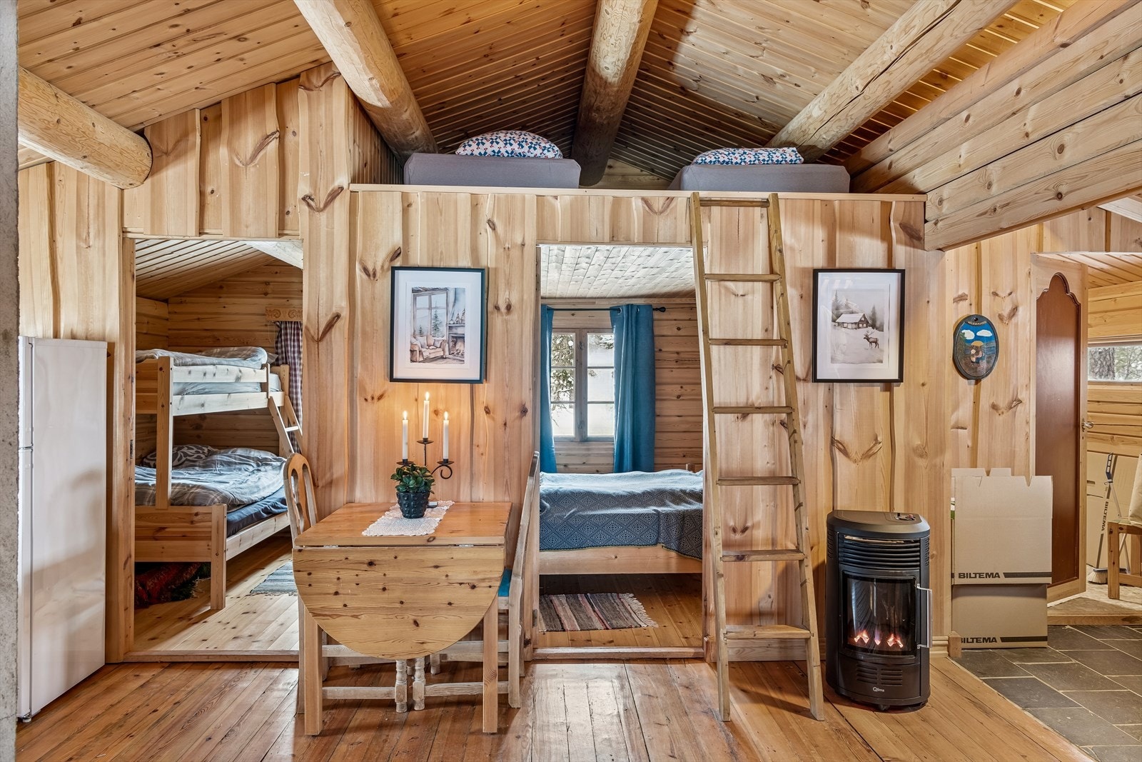 Over soverommene er en praktisk hems som gir ekstra soveplasser eller lagringsmuligheter. Galleribilde