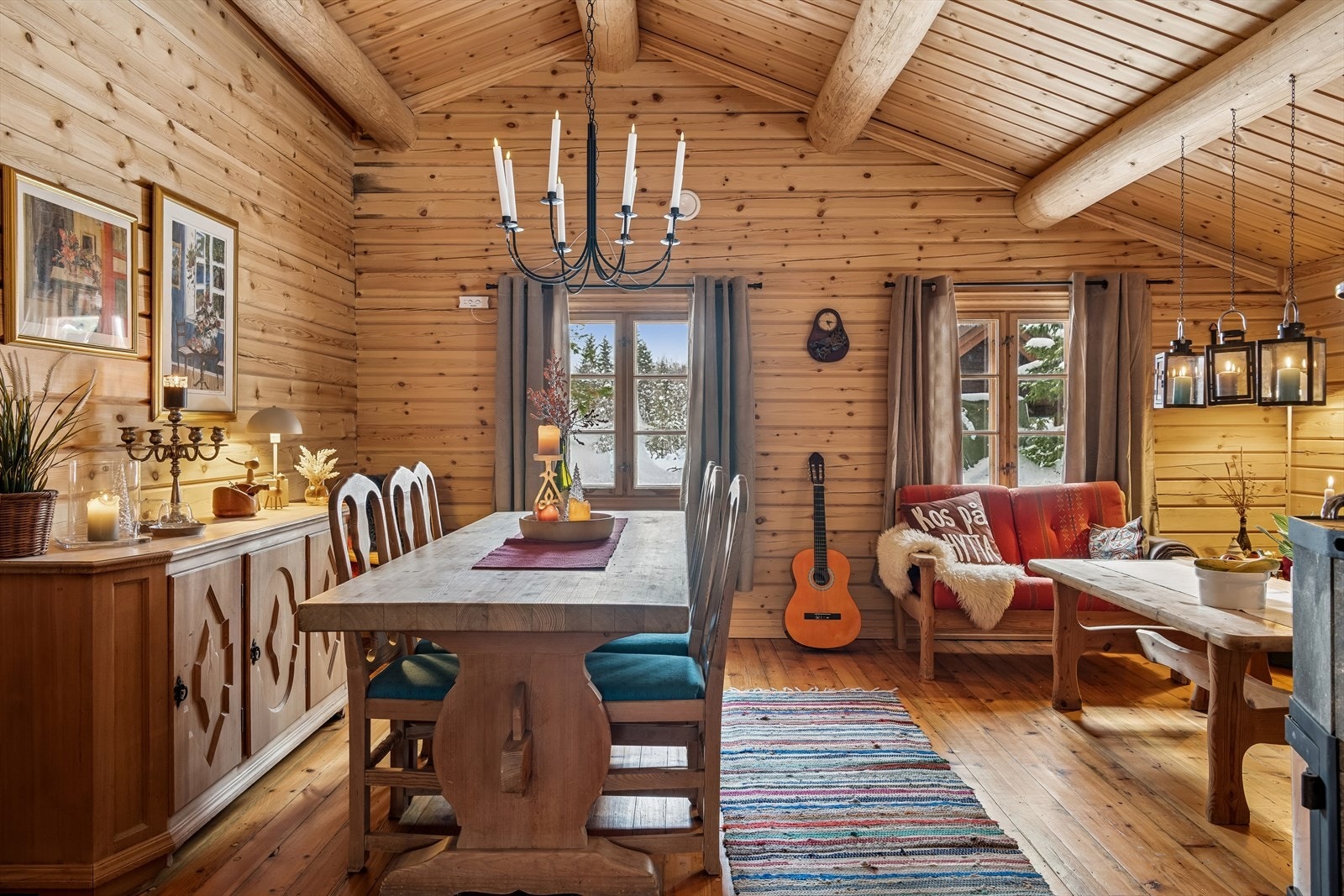 Stuen er hyttas samlingspunkt, med god plass til både spisebord og sofagruppe. Galleribilde