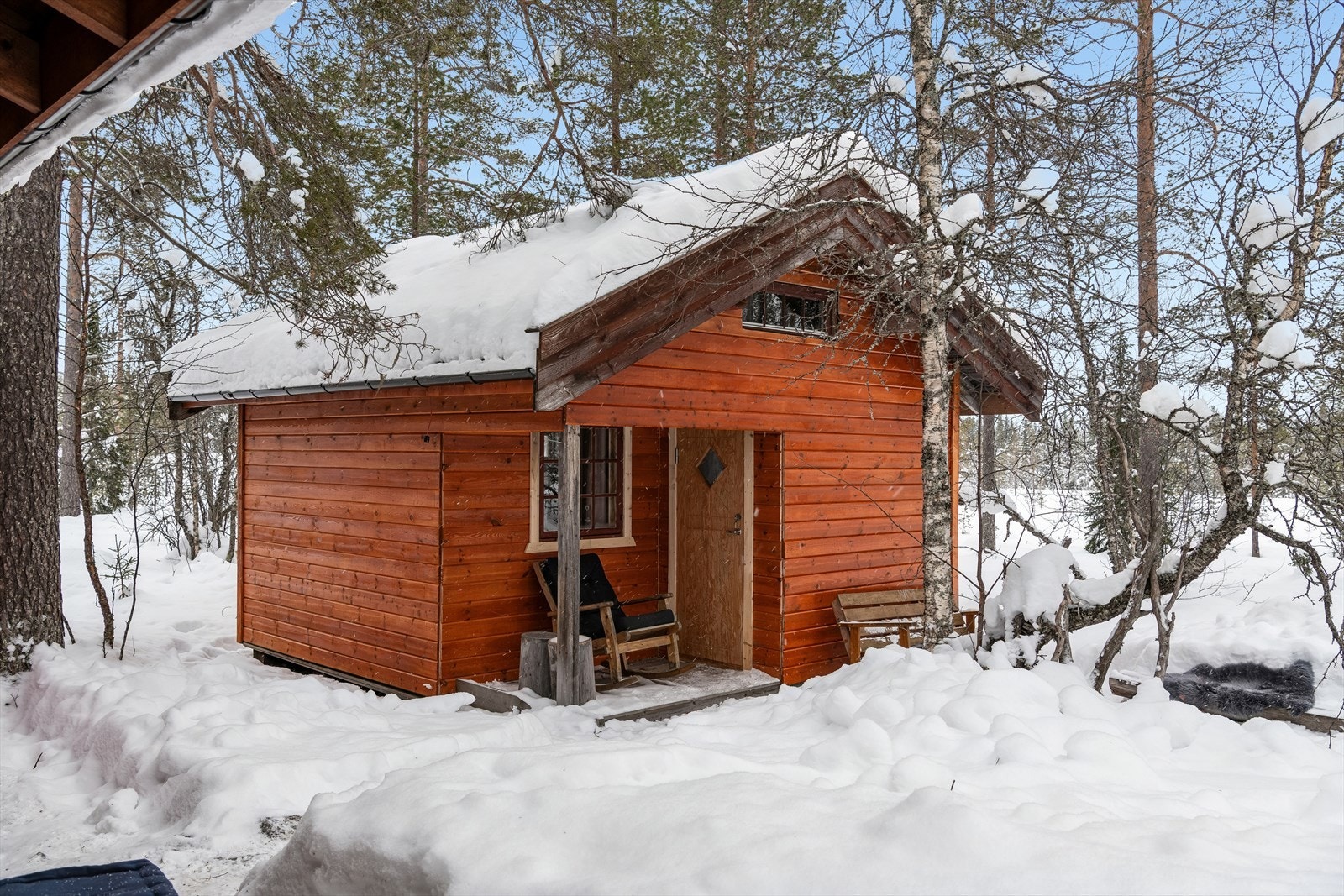 Annekset har et overbygget inngangsparti og saltakkonstruksjon tekket med takpapp. Galleribilde