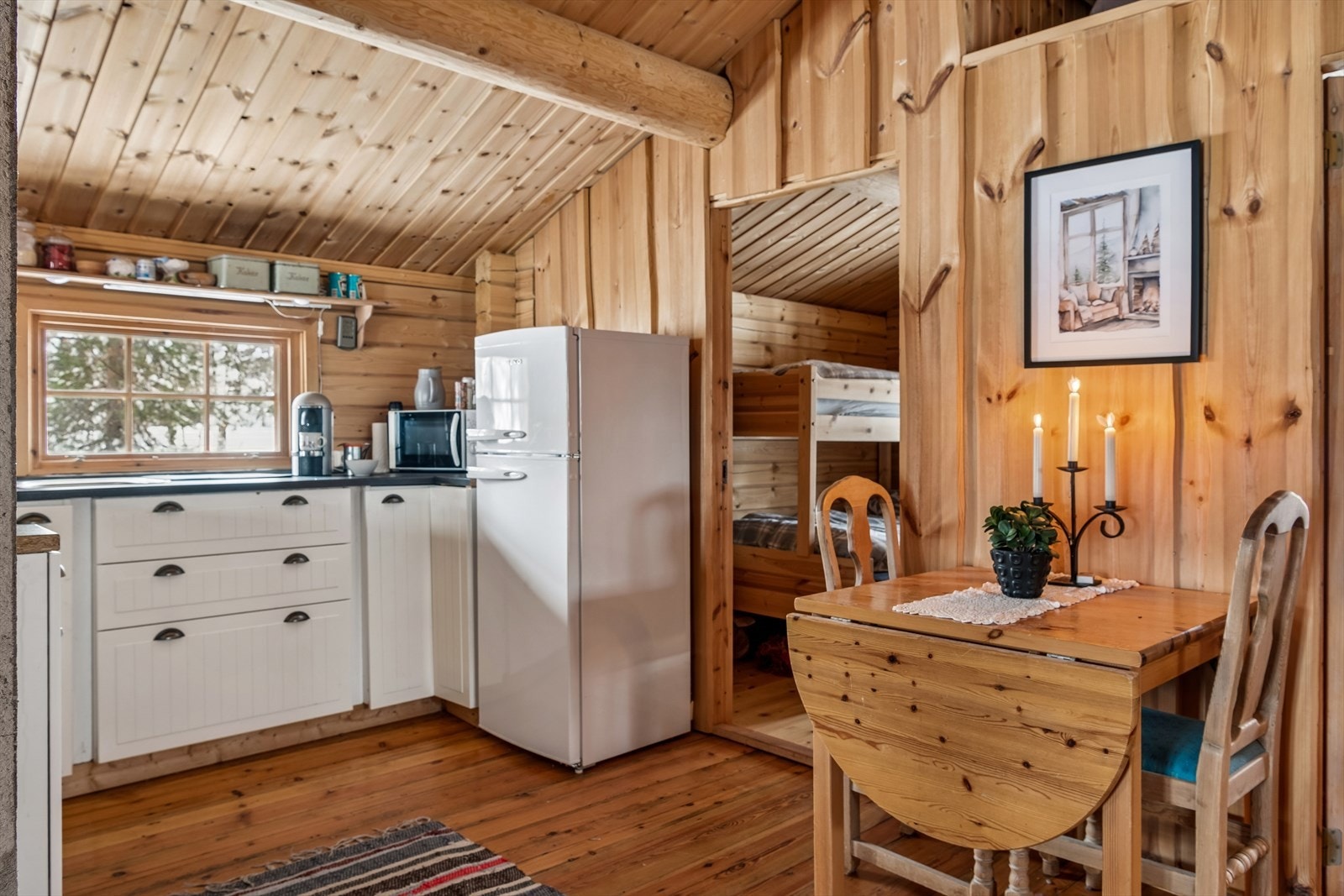 Kjøkkeninnredning fra byggeåret med laminerte fronter og benkeplater. Galleribilde