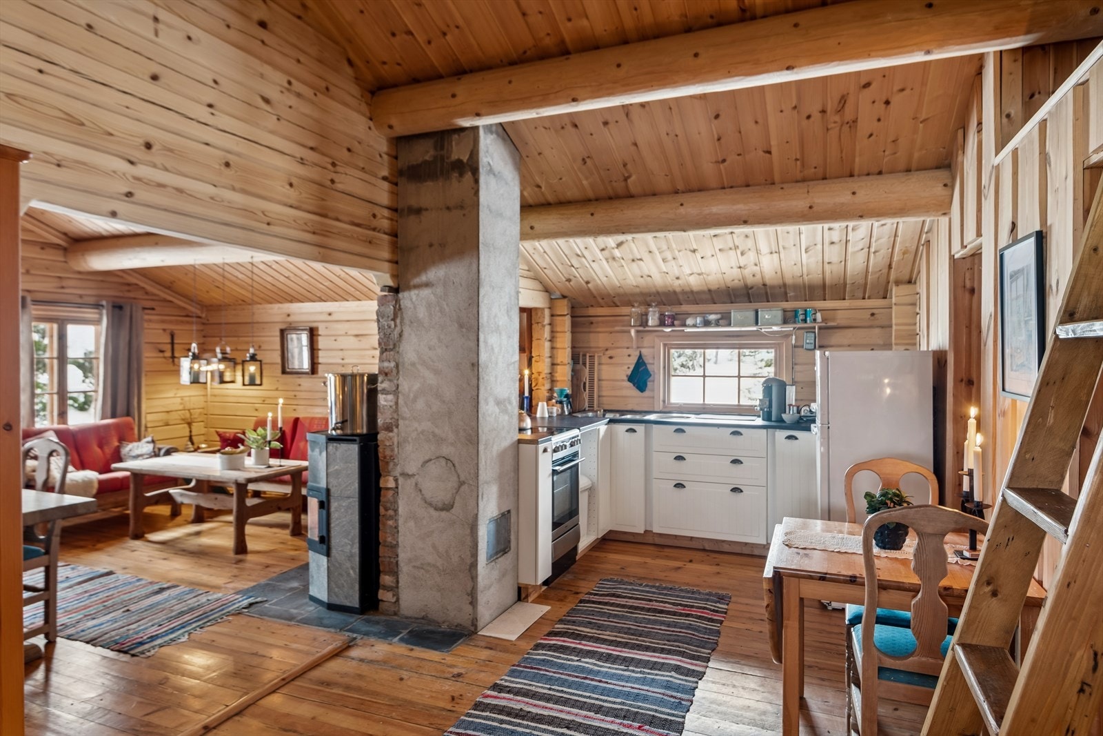 Den åpne løsningen mellom stue og kjøkken gir en sosial og inkluderende romfølelse. Galleribilde