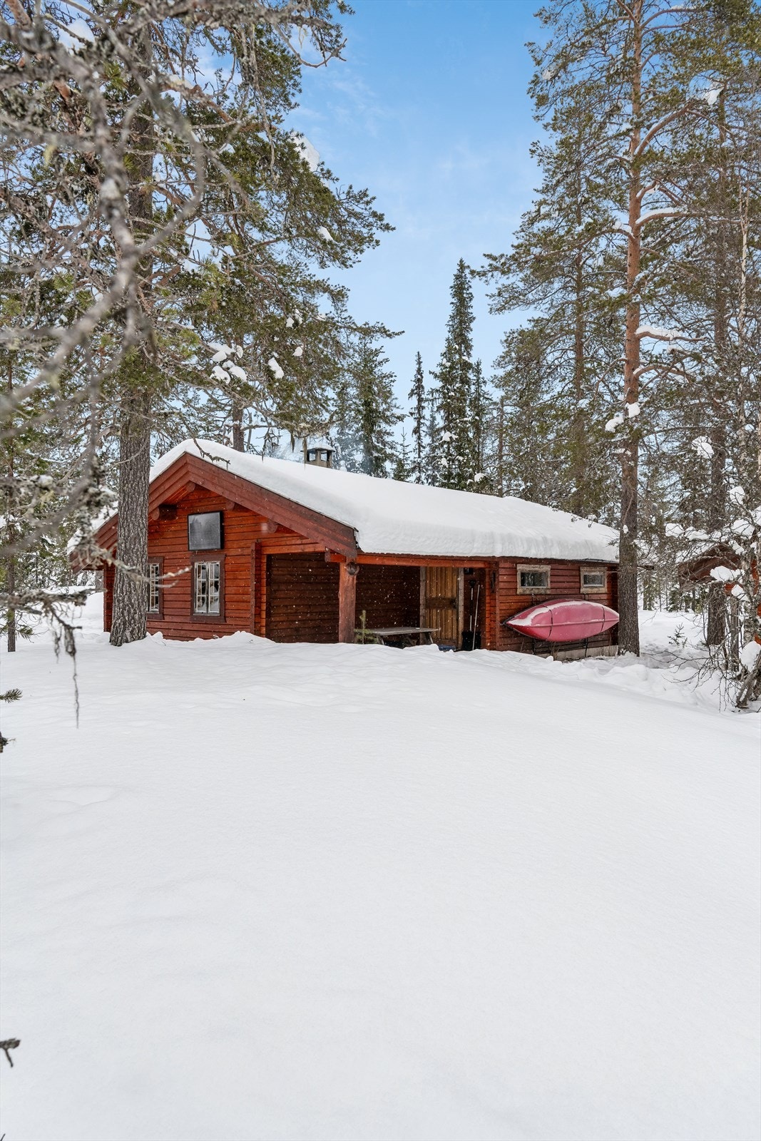 Eiendommen består av en laftet fritidsbolig og et separat anneks. Galleribilde