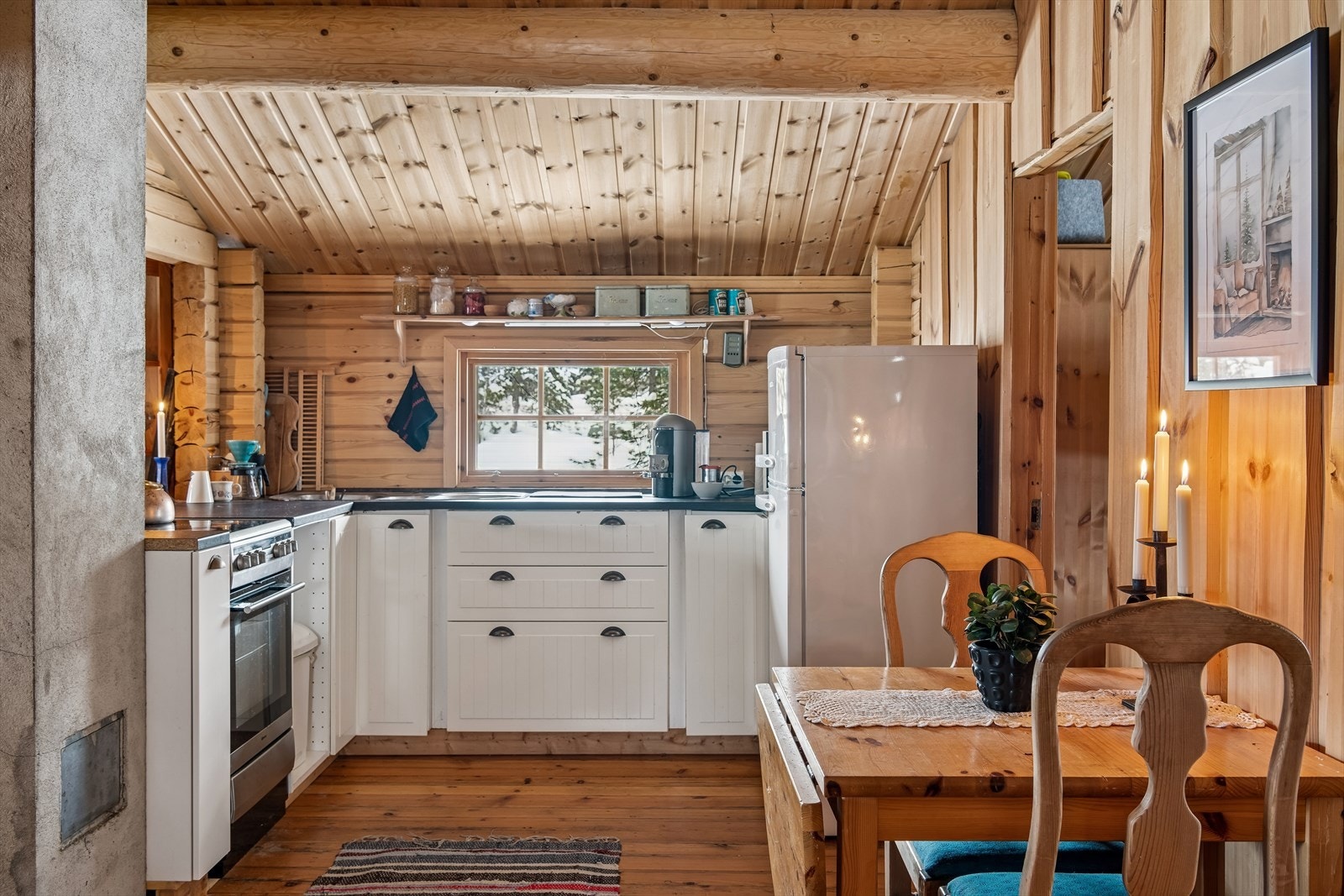 Fra kjøkkenet er det enkel adkomst til soverommene og hemsen. Galleribilde