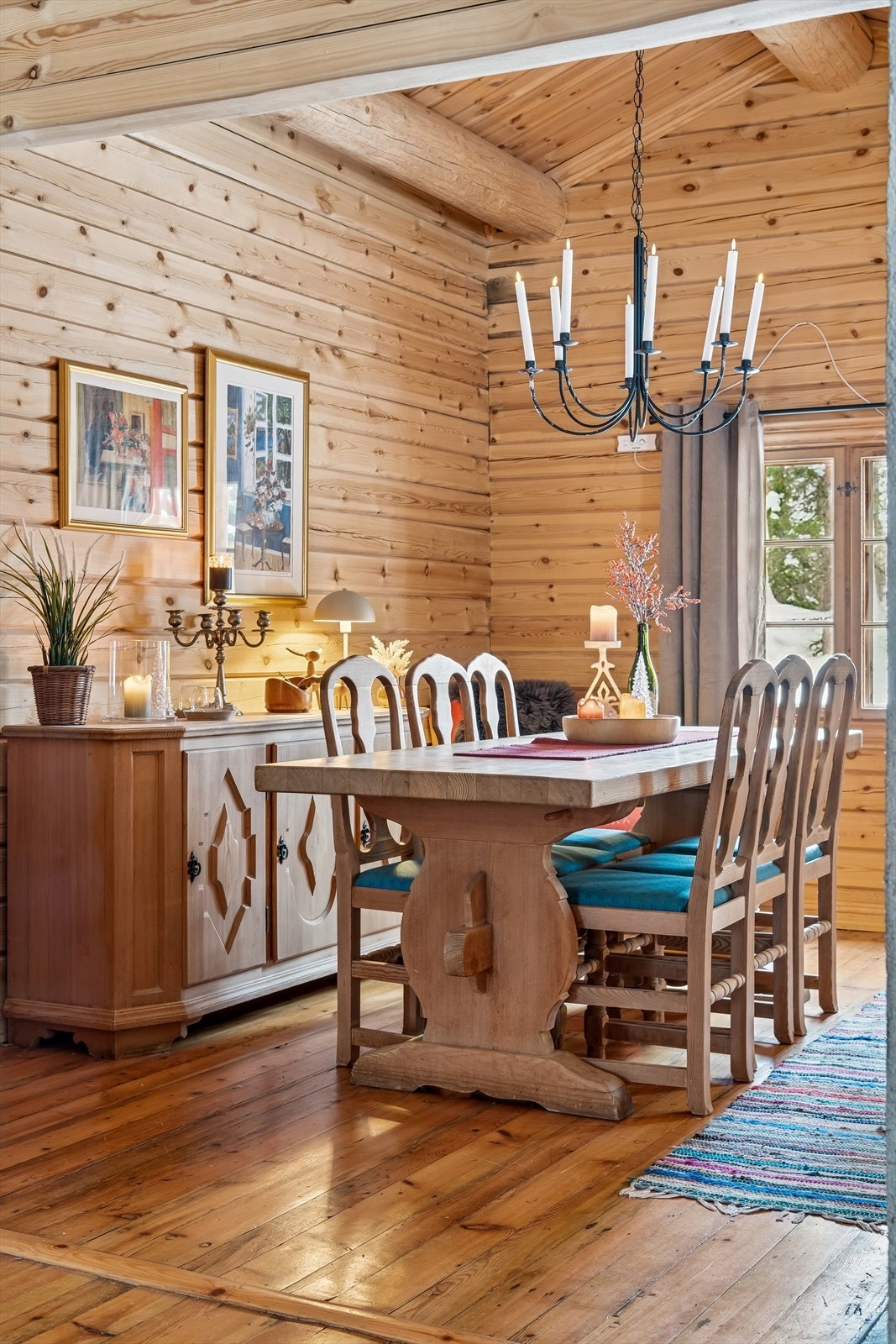 De solide tømmerveggene og tregulvet skaper en lun og tradisjonell atmosfære. Galleribilde