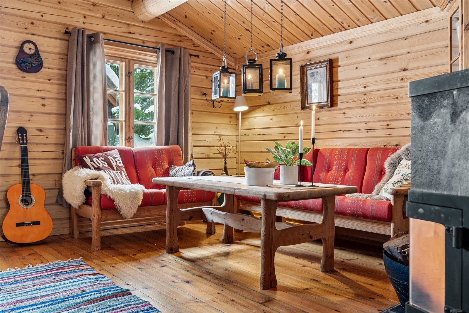 Gjennomgående materialvalg med tømmer og panel på vegger og panel i himling. Galleribilde