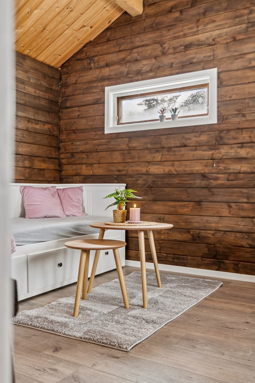 Ytterveggene er en kombinasjon av lafteplank og bindingsverk, som gir en rustikk følelse. Galleribilde