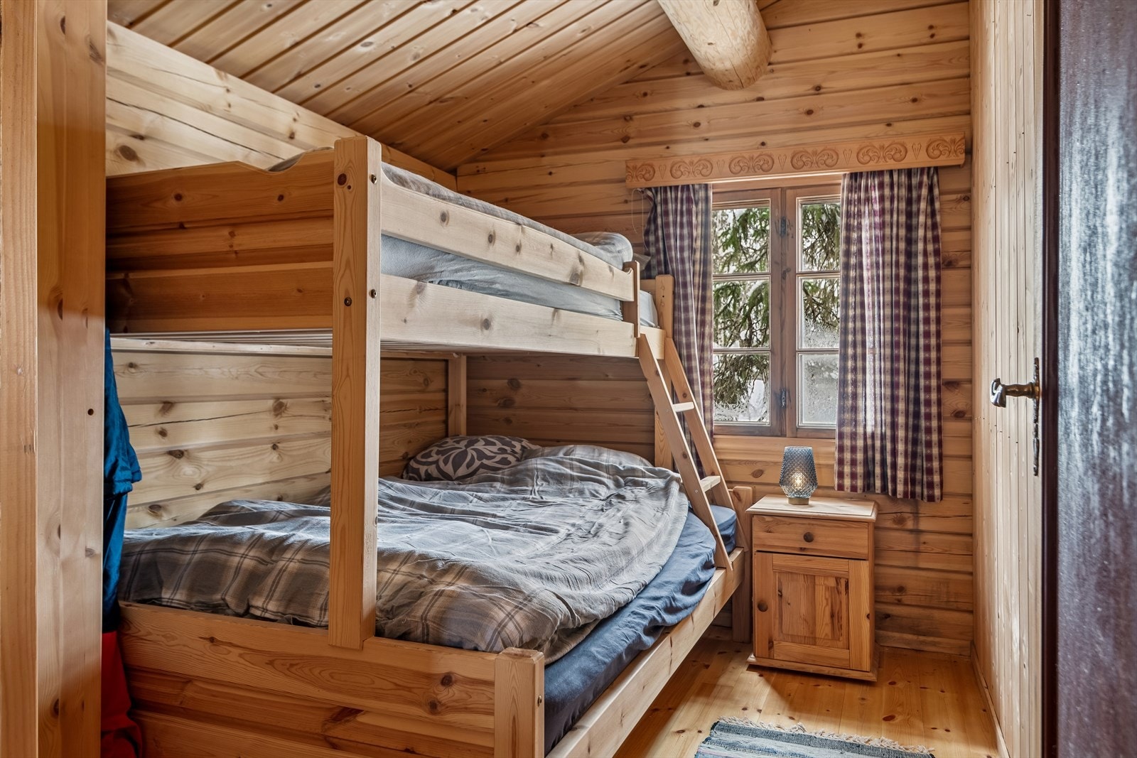 Hytta har to soverom, dette med køyeseng, ideelt for familier. Galleribilde