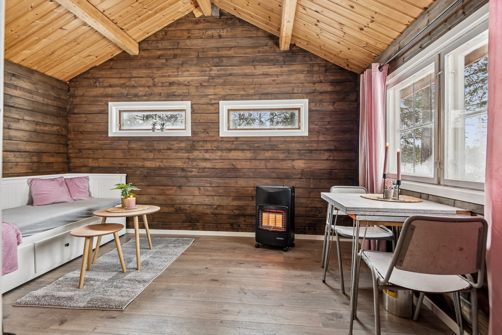 Det frittstående annekset gir fleksibilitet og ekstra plass for gjester eller familie. Galleribilde