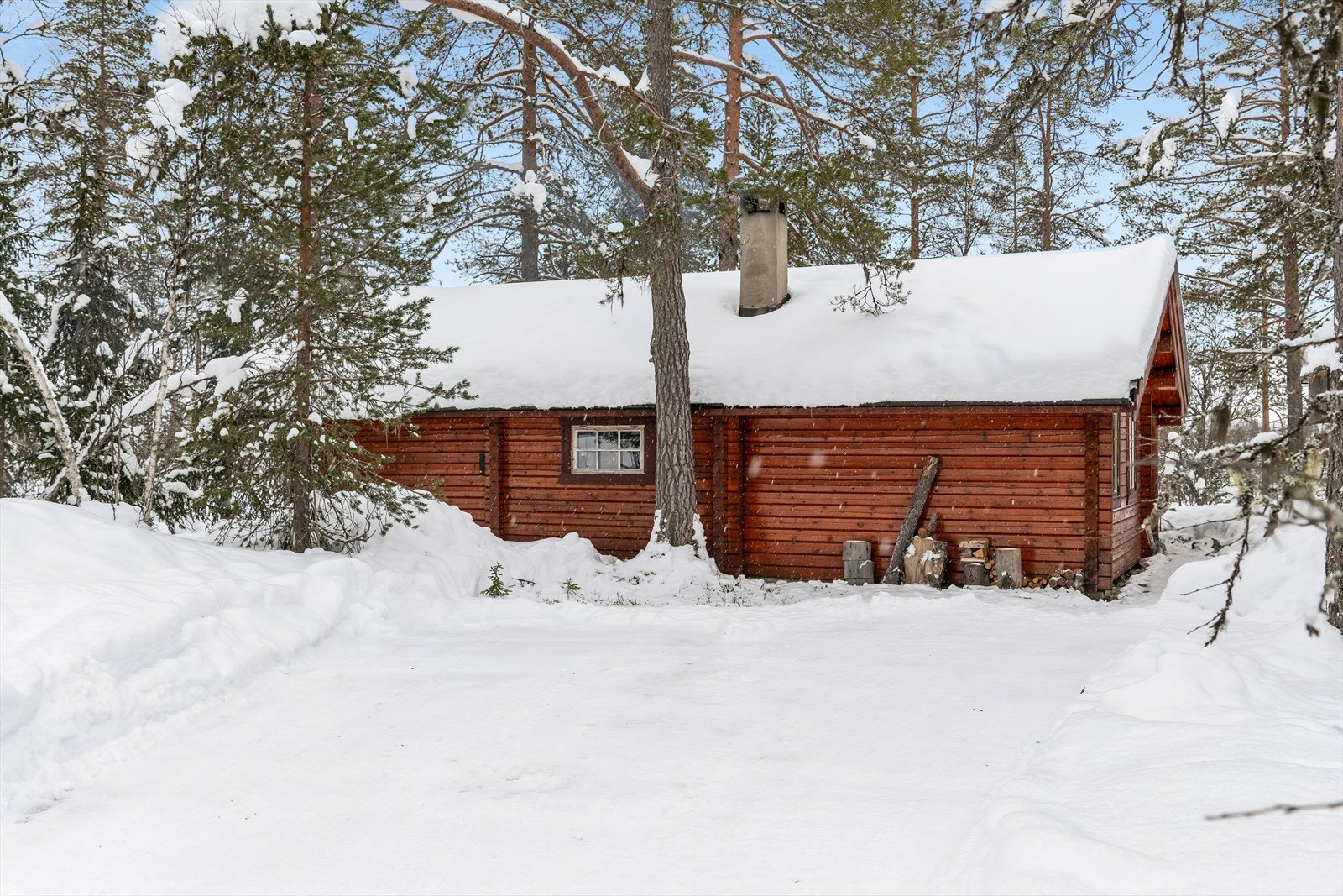 Hytta er bygget med 5" maskinlaftet tømmer. Galleribilde