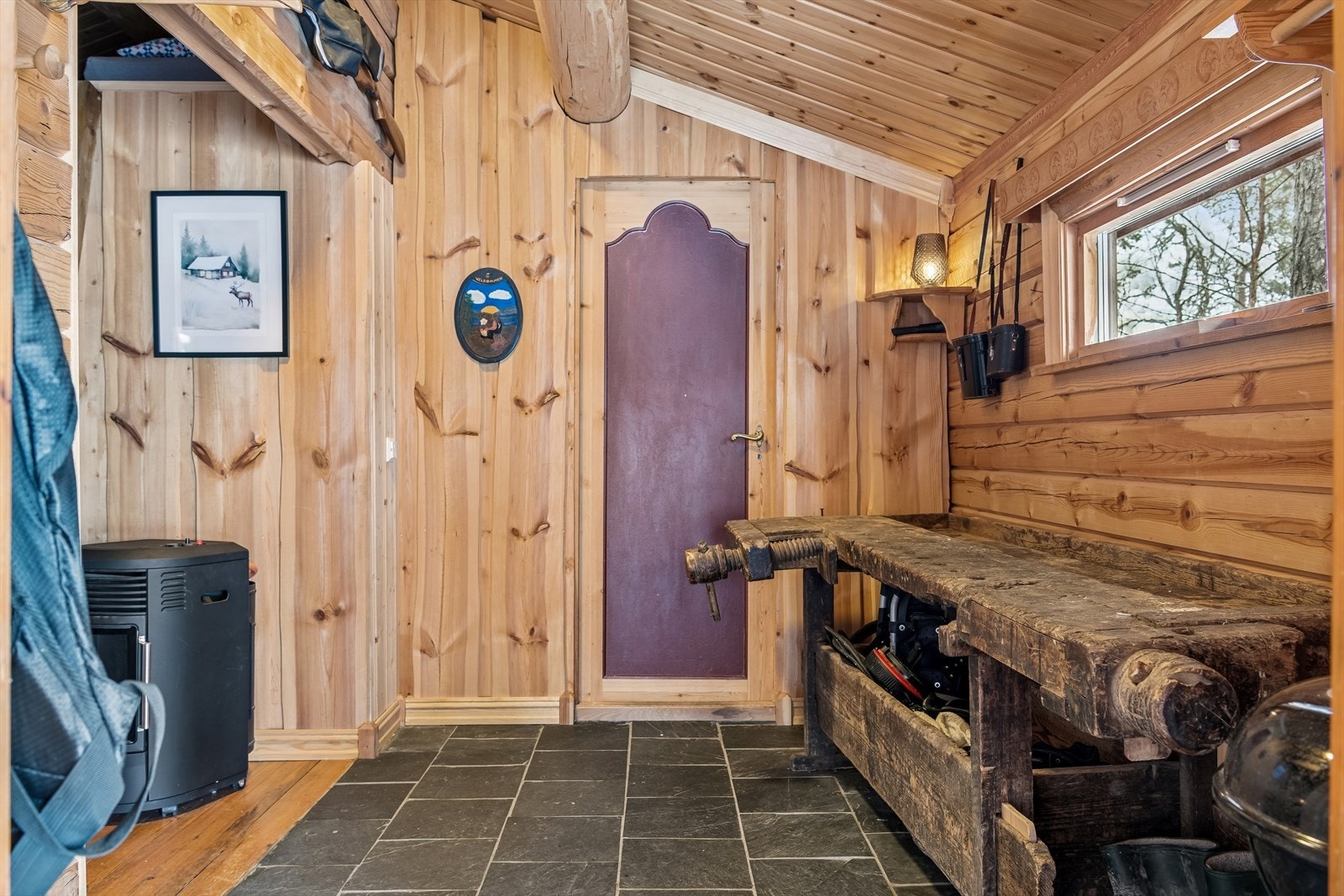 Velkommen inn i en praktisk entré med flislagt gulv og ny varmekabel fra 2025. Galleribilde