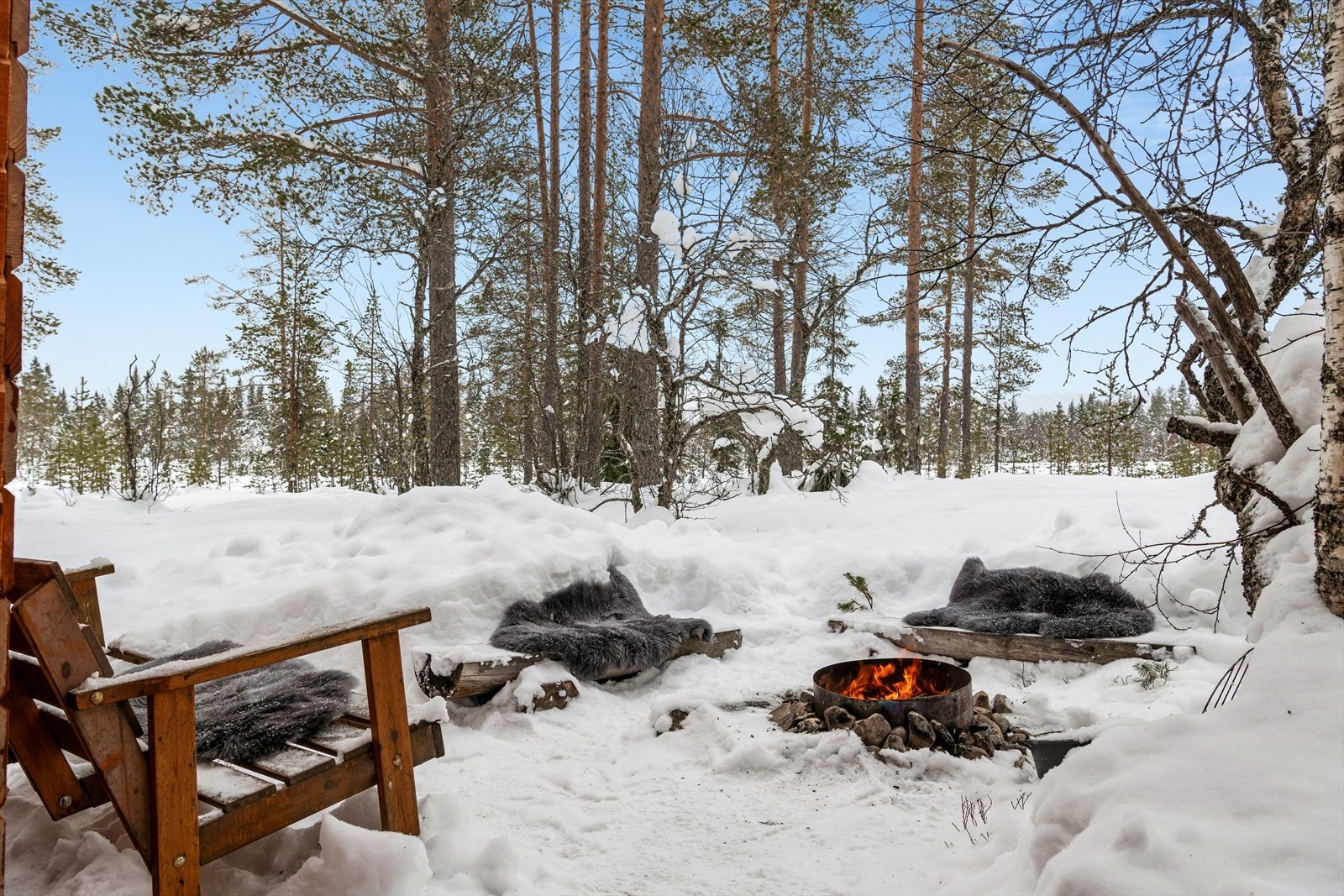 Tomten er en naturtomt med stedegen vegetasjon og egen bålplass for hyggelige stunder utendørs. Galleribilde