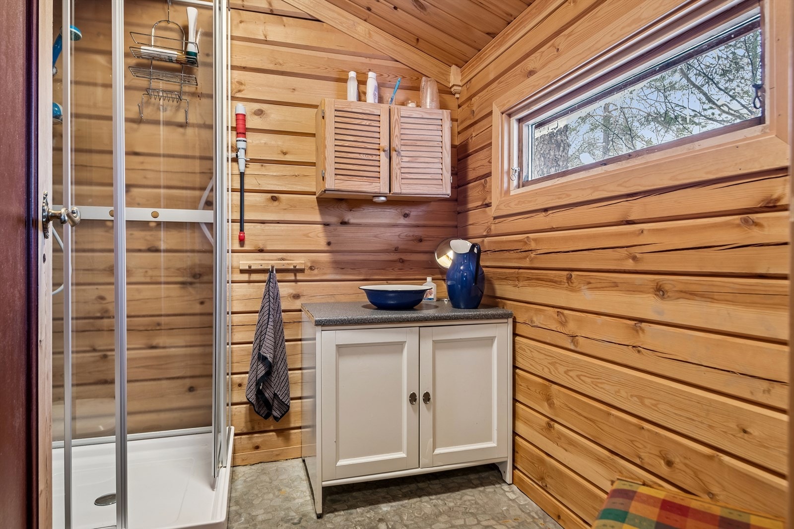 Hygienerommet har flislagt gulv med ny varmekabel og servantinnredning. Galleribilde