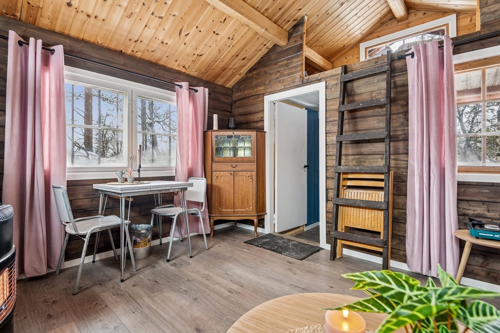 Også her finner man en hems med adkomst via stige, som kan benyttes til lager. Galleribilde