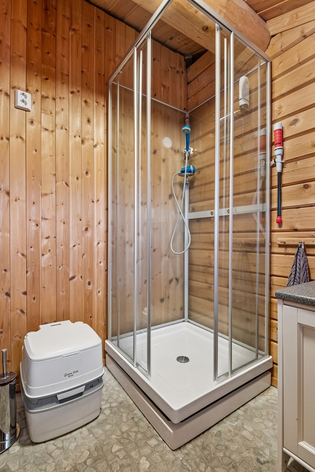 Hytta har et hygienerom utstyrt med dusjkabinett (hyttedusj) og portabelt toalett. Galleribilde