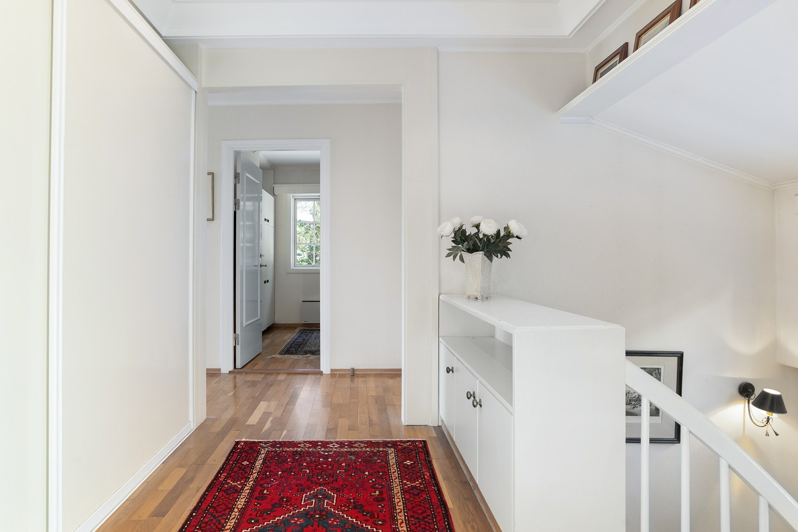 Gang med stor skyvedørsgarderobe i hovedplan Galleribilde