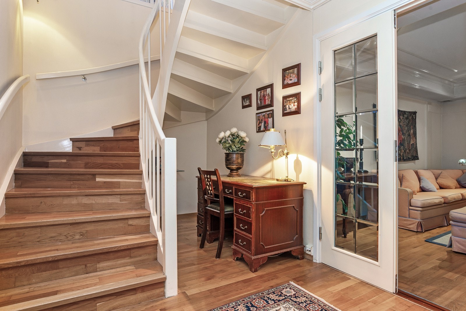 Trapp til u.etasje med kjellerstue, soverom og bad Galleribilde