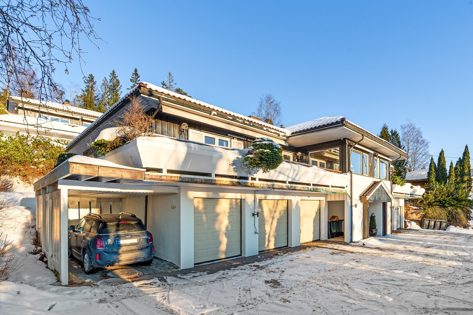 Rolig og privat - tilbaketrukket fra vei - med meget gode solforhold. Kun 550 m. til populære Grindbakken skole. Galleribilde