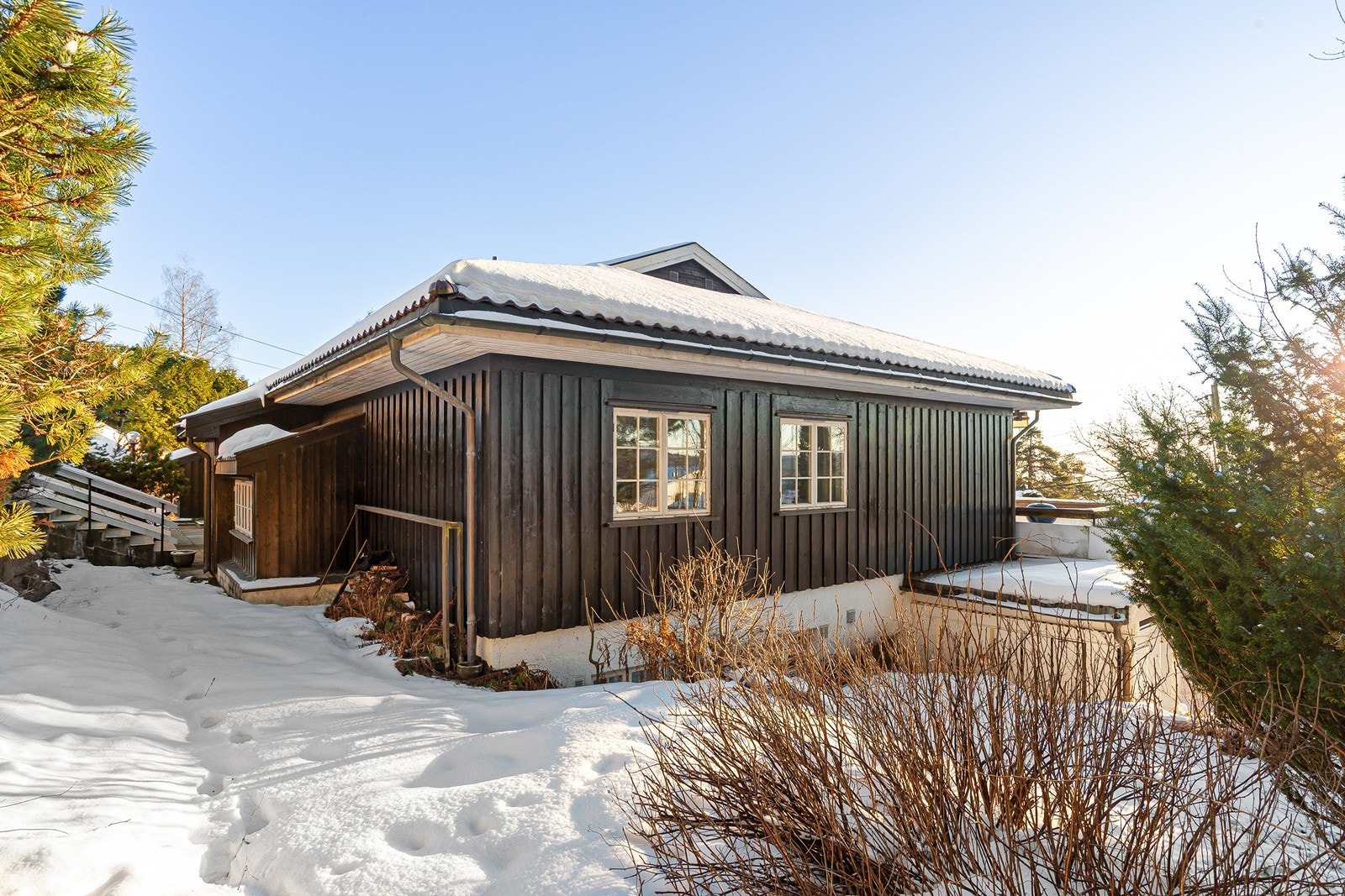 Liten hageflekk på siden av huset med plass til eksempelvis trampoline Galleribilde