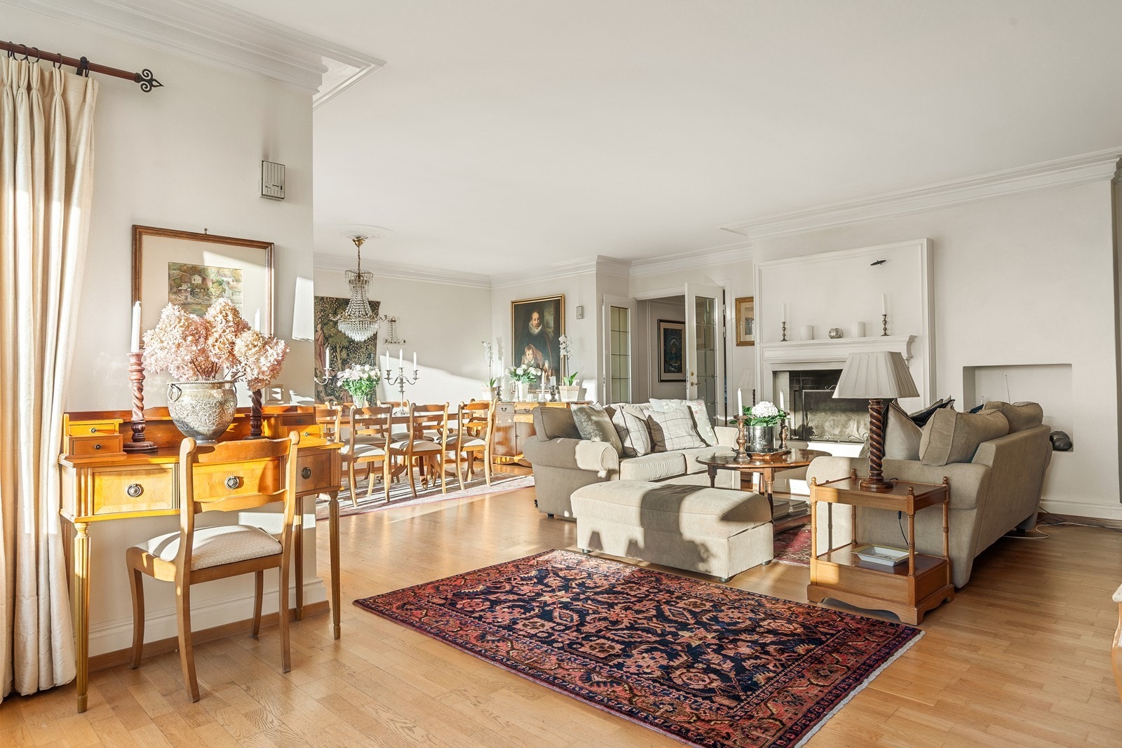 Flott plass til spisebord og sofagruppe med mer i den store lyse stuen Galleribilde