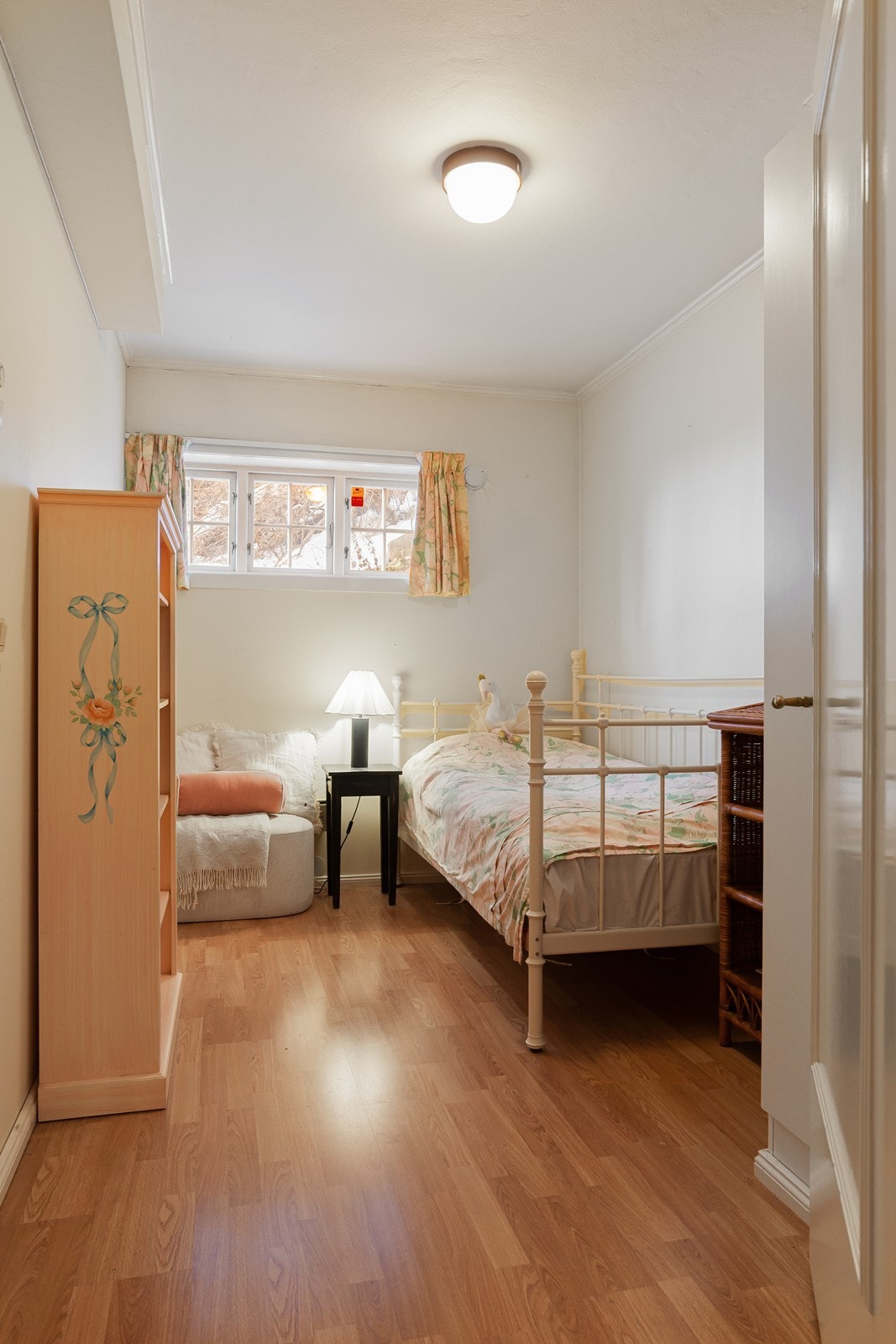 Rom som benyttes som soverom i kjeller/u.etasje Galleribilde