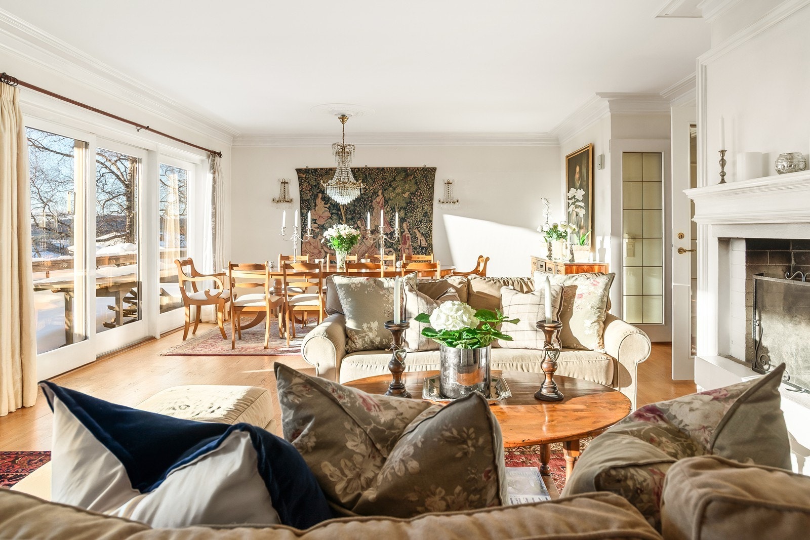 Meget stor og lys stue med peis Galleribilde