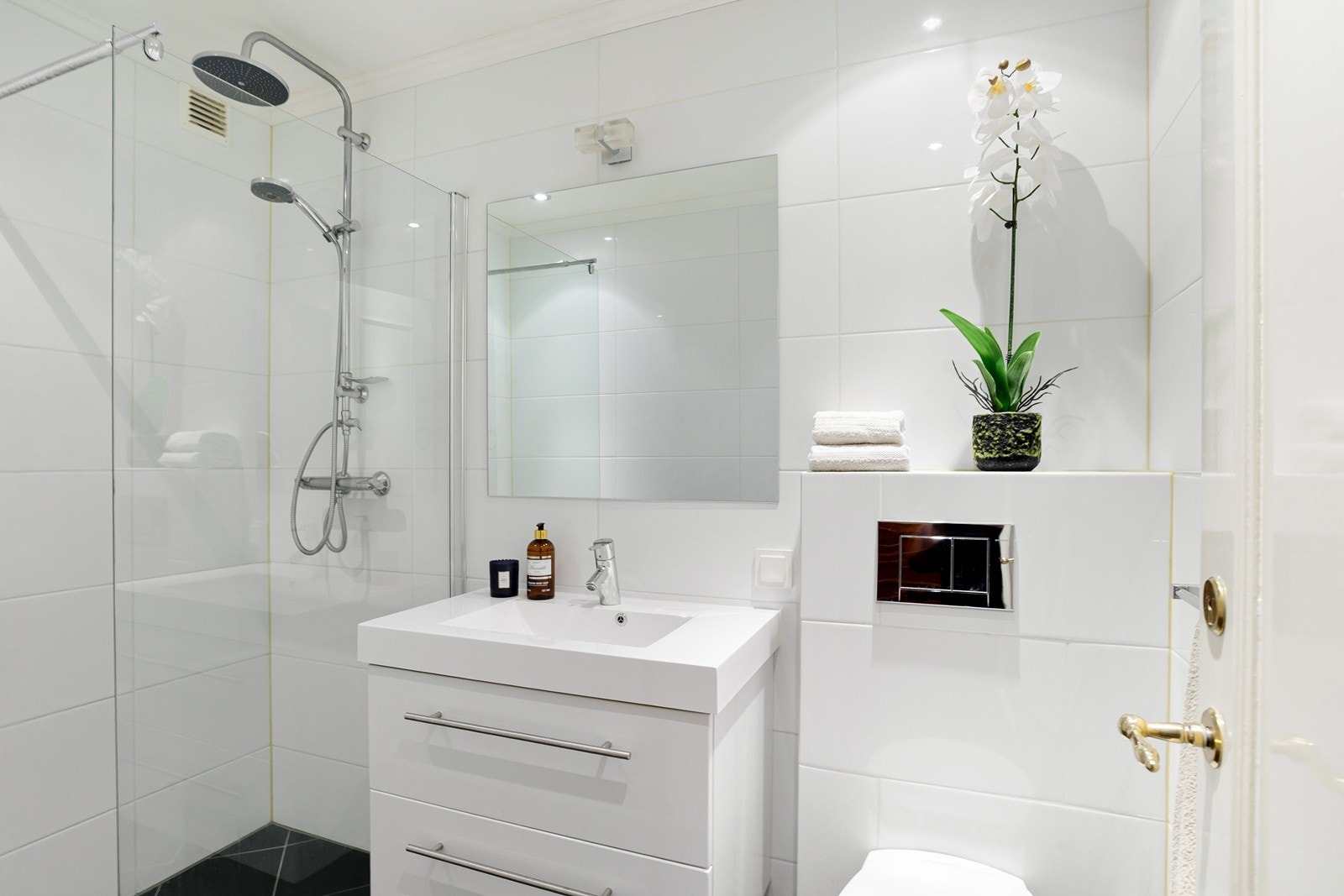 Nyere og delikat bad i kjeller/u.etasje Galleribilde