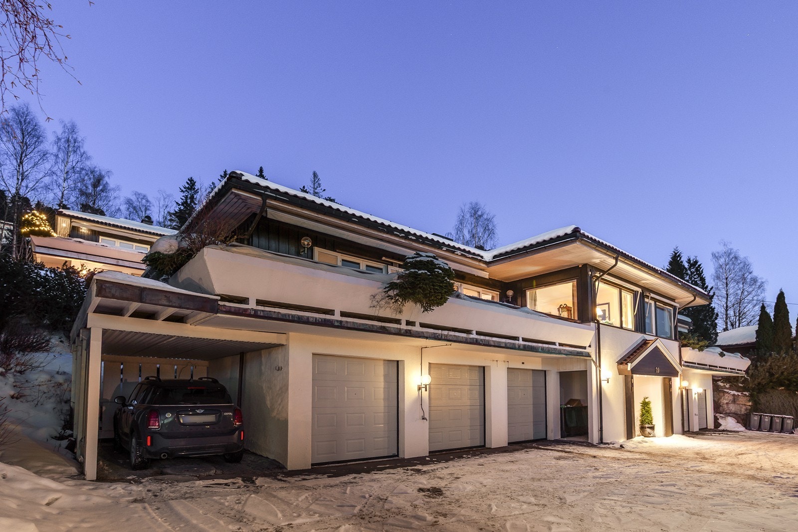 Huset disponerer carport og garasjen ved siden av, til venstre i bildet Galleribilde