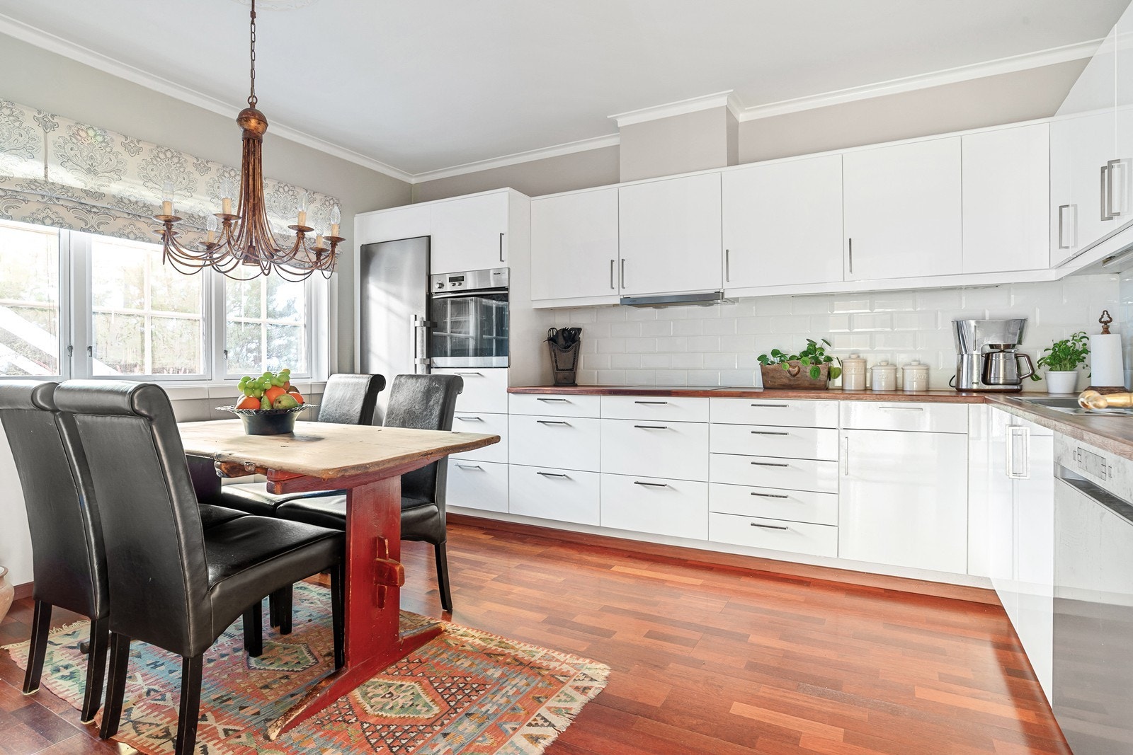 Romslig kjøkken med spiseplass Galleribilde