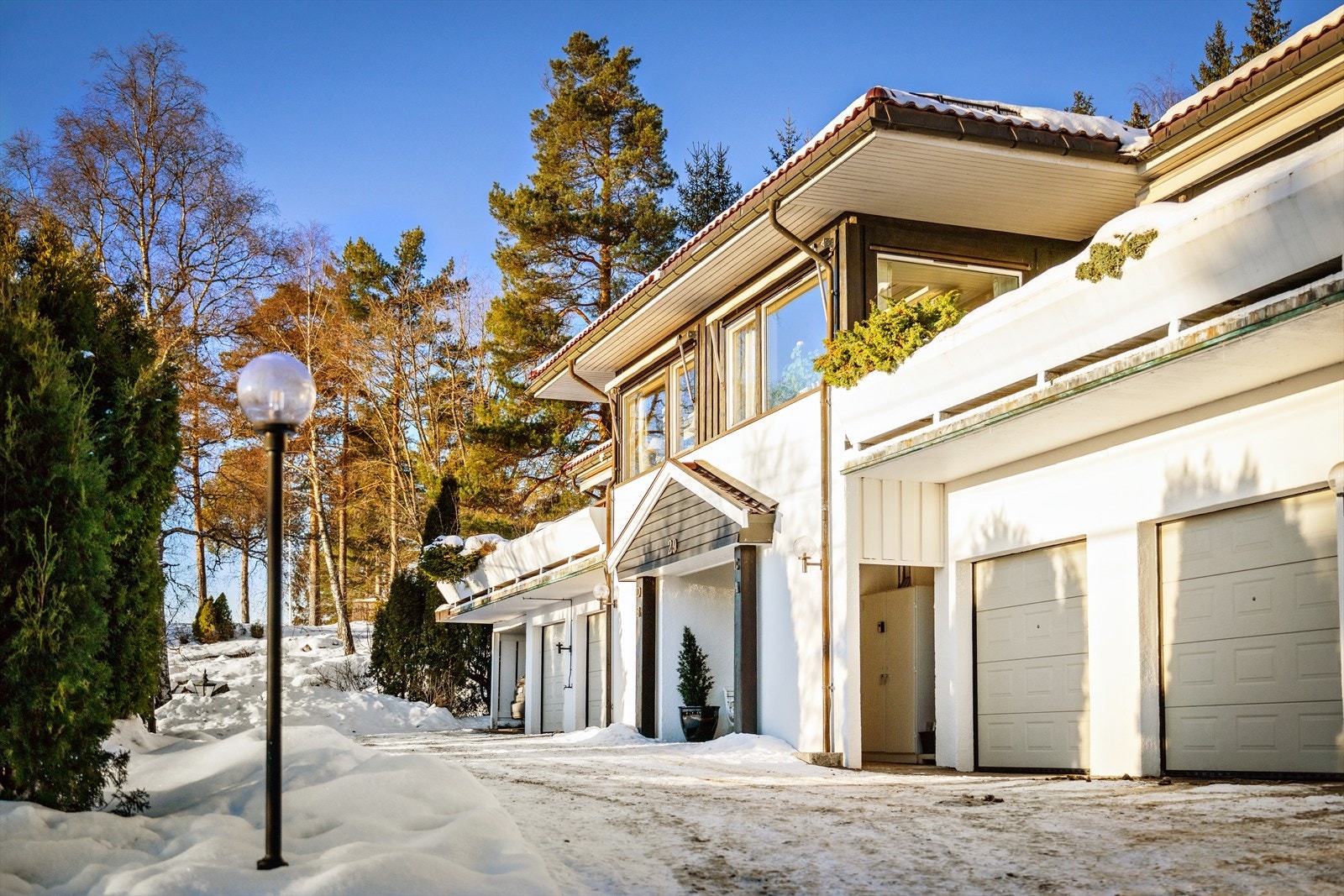 Innholdsrik og flott vertikaldelt halvpart tomannsbolig over 2 plan med stor solrik terrasse, utsikt, garasje, carport, peis og mange muligheter! Galleribilde