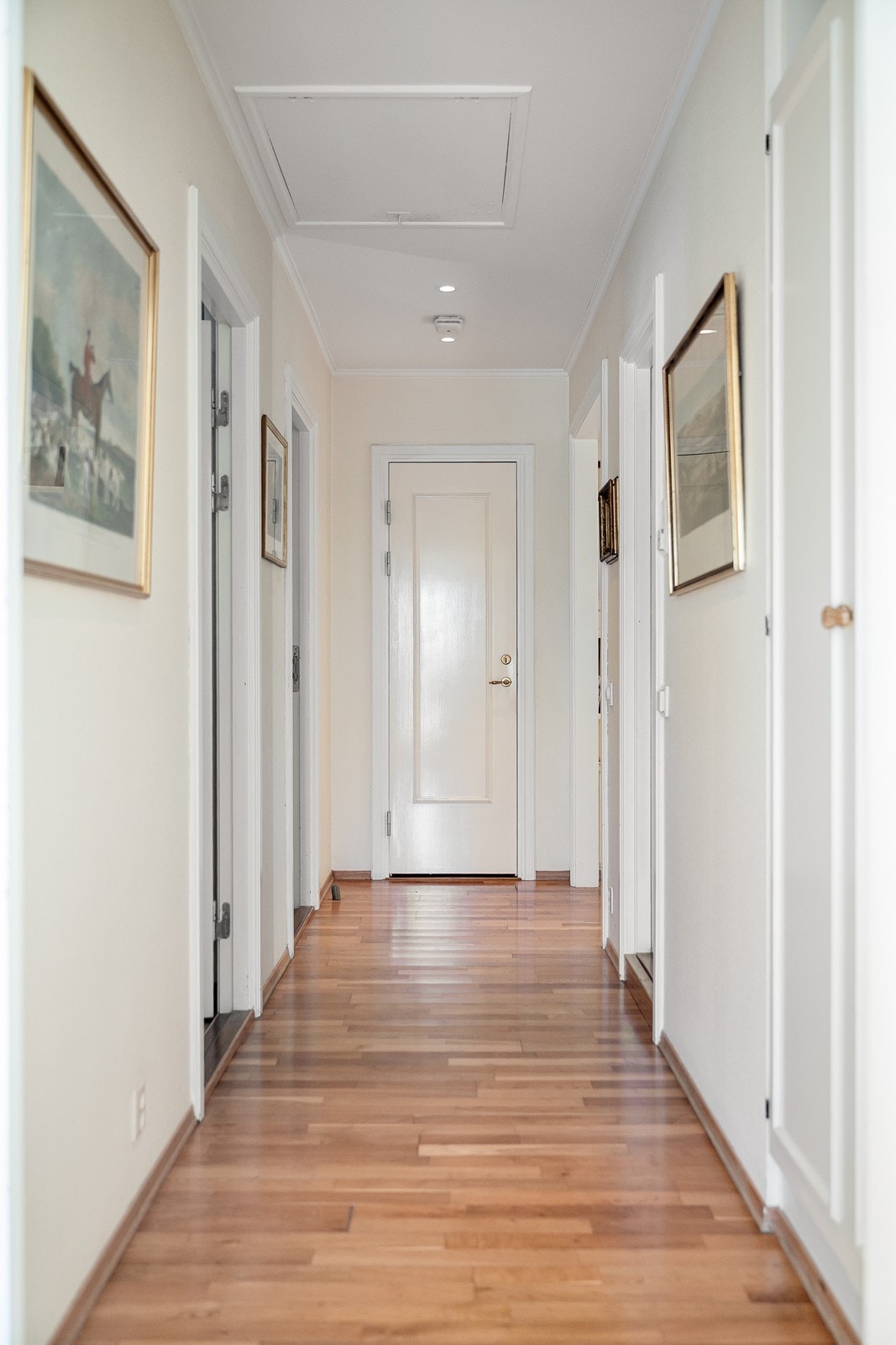 Gang til soverom, hovedbad og WC - innebygget skap samt tilgang/stige til stort lagringsloft Galleribilde