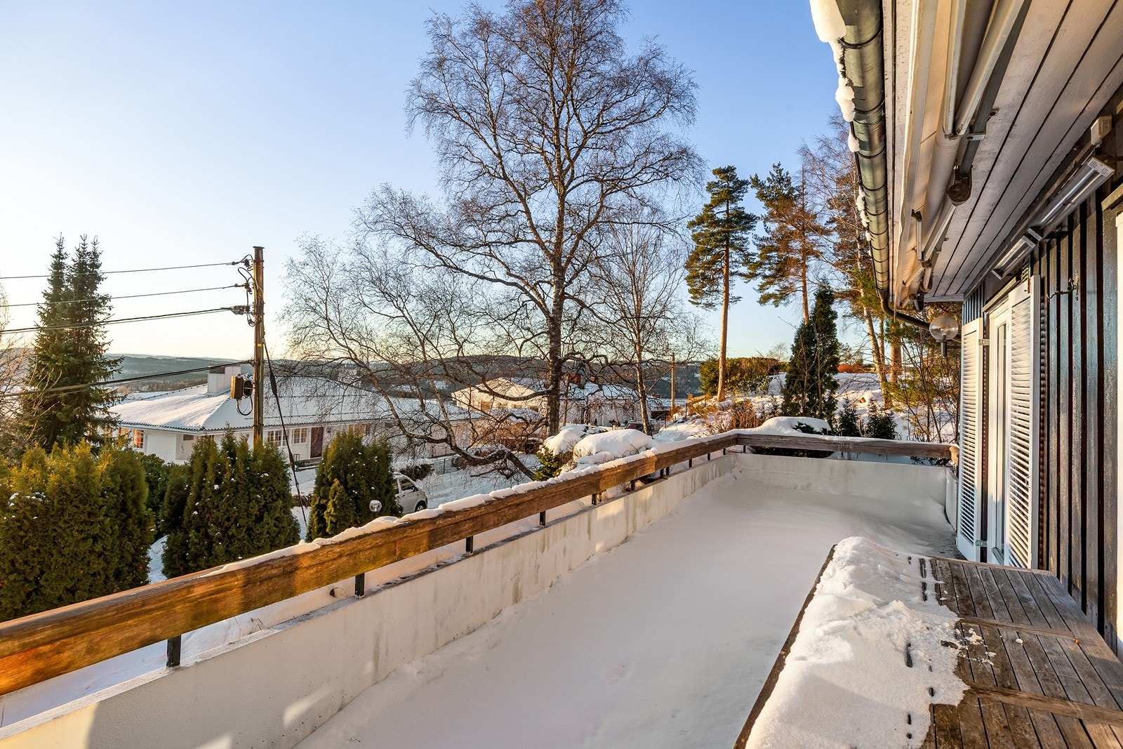 Intet innsyn og luftig utsyn. Ca. 30 kvm sørvestvendt terrasse med nydelige solforhold. Galleribilde