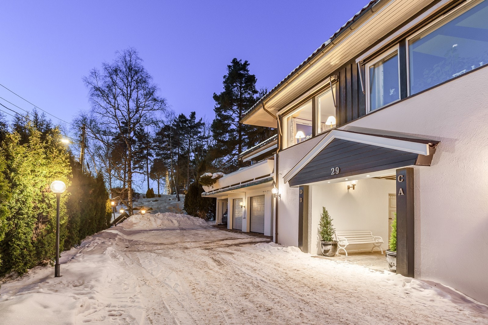 God plass til av-/pålessing bil, ellers lett parkering i gaten Galleribilde